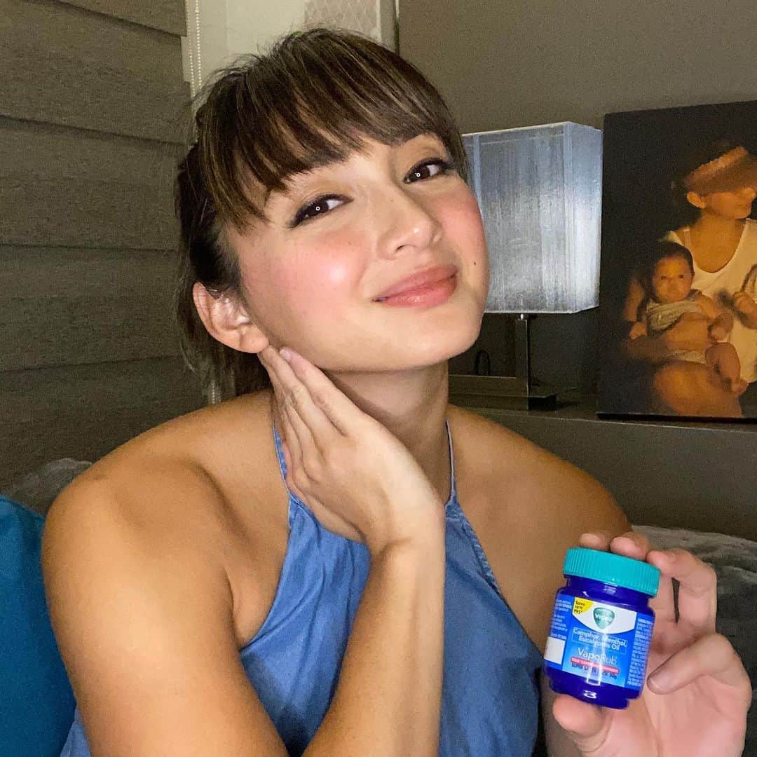 Iya Villaniaさんのインスタグラム写真 - (Iya VillaniaInstagram)「I used to wonder why I’d always see random tubs of Vicks Vaporub around the house! Almost under every sink cabinet! Kayo din ba? 😆well, now I know why! 😆 It was my parents go-to when anyone was about to get sick 😆 and now, as a mama, we want to be ready to give relief to any of the 6 symptoms of cough and cold, especially now! So time to stock up on your trusty Vicks Vaporub! 😊 @vicks_philippines #vicksPH」6月17日 21時41分 - iyavillania