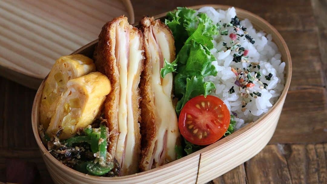 にぎりっ娘。のインスタグラム：「* #たった3品の簡単おかず ミルフィーユカツ弁当 ・ 間違いなく美味しい❤️ しかも節約！ ・ YouTubeに作成動画アップしてます。 「にぎりっ娘」で検索してね。 ・ #ミルフィーユカツ #チーズハムカツ #stayhome  #お弁当#愛妻弁当#旦那弁当#手作り弁当#ランチ #簡単レシピ #子供弁当#lunch#lunchbox#obento#bento#japan #japanesefood #love #nofilter #foodstagram #food #foodporn #instagood #nigiricco#youtube #youtuber #yummy  #life #swag#healthyfood * お弁当作成動画配信中 youtube内検索で 「お弁当中」か「にぎりっ娘」で検索してね😘」