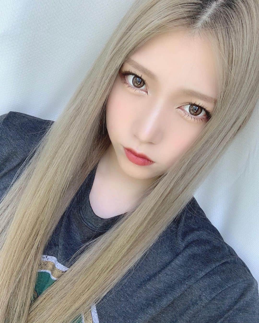 茂木忍のインスタグラム：「前髪なし濃リップと前髪あり薄リップ . . . #あと耳隠しと耳出し」