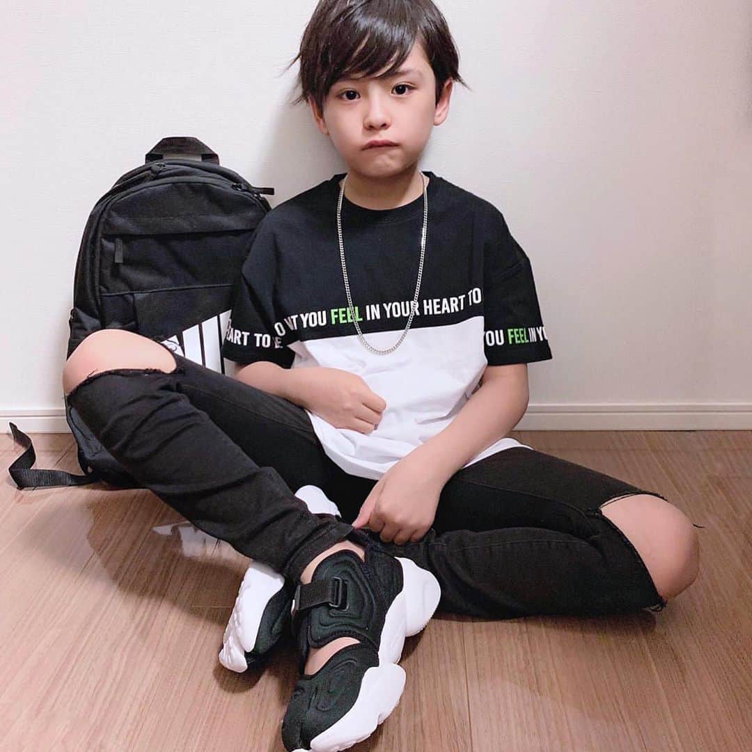 GLAZOSのインスタグラム：「. pick up items !!! . . . ✴︎ @mary_minafy 様 . ドロップショルダー切替デザインロゴプリント半袖Tシャツ . . . ✴︎ @kunchan1203 様 . 天竺・フラッグプリント半袖Tシャツ. . . ✴︎ @rikugaku0106 様 . 天竺・ドロップショルダーポイント刺繍半袖Tシャツ. . . #repost #ありがとうございます  かっこ良く着て頂きありがとうございます😊✨ . . .  #glazos #kidsootd #kidsfashion #kidscoordinate #kidsfashion #kids #mensfashion #mensstyle #boy #おそろいコーデ #兄弟 #小学生コーデ #小学生男子 #おでかけコーデ #中学生男子 #小5 #小6 #キッズファッション #男の子ママ #男子 #小学生 #新作 #SS #wear #半袖 #ハーフパンツ」