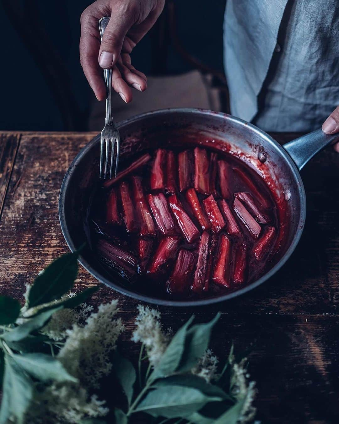 Our Food Storiesさんのインスタグラム写真 - (Our Food StoriesInstagram)「More photos of this delicious pavlova with poached rhubarb 😋 Get the recipe on the blog, link is in profile. #ourfoodstories  ____ #pavlova #glutenfreerecipes #glutenfri #glutenfrei #glutenfreebaking #fellowmag #verilymoment #momentslikethis #bakinglove #cakerecipe #fujixt3 #dessertlovers #foodstylist #foodphotographer #germanfoodblogger #simplejoys」6月17日 21時48分 - _foodstories_