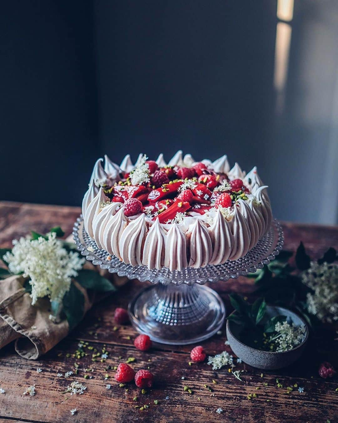 Our Food Storiesさんのインスタグラム写真 - (Our Food StoriesInstagram)「More photos of this delicious pavlova with poached rhubarb 😋 Get the recipe on the blog, link is in profile. #ourfoodstories  ____ #pavlova #glutenfreerecipes #glutenfri #glutenfrei #glutenfreebaking #fellowmag #verilymoment #momentslikethis #bakinglove #cakerecipe #fujixt3 #dessertlovers #foodstylist #foodphotographer #germanfoodblogger #simplejoys」6月17日 21時48分 - _foodstories_