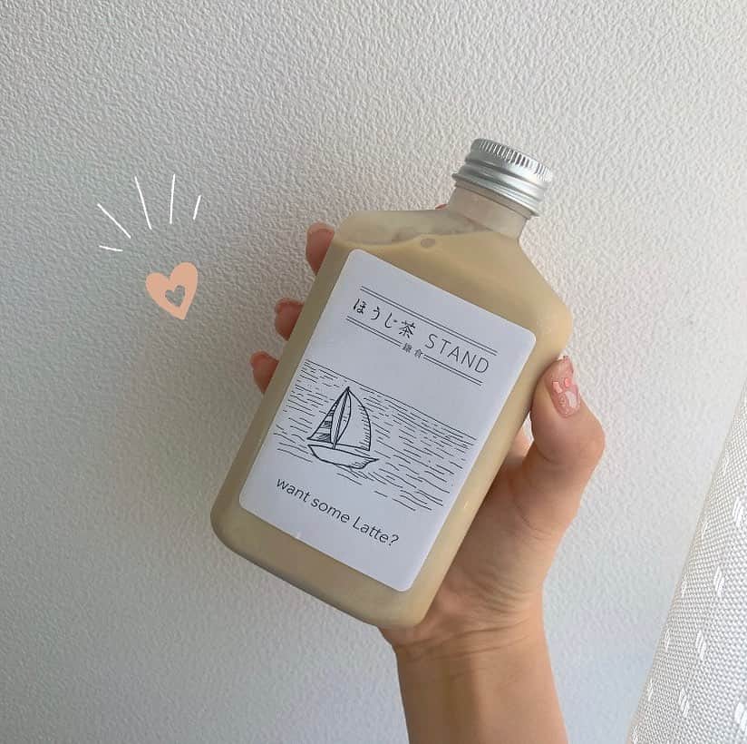 夏川愛実のインスタグラム：「﻿ ほうじ茶STANDさんの﻿ ほうじ茶ラテとほうじ茶プリン💗おしゃれ﻿ ﻿ ほうじ茶が濃厚！最高においしい😭﻿ ほうじ茶スイーツ専門店のラテとプリン﻿ おうちで楽しめるとか最高では😭﻿ ﻿ いつか鎌倉のお店いきたい🥺﻿ ﻿ あ、微妙に映るネイル﻿ #ジェラートファクトリー してみた🤗﻿ ﻿ #ほうじ茶stand#ほうじ茶スイーツ専門店#和スイーツ﻿ #鎌倉#ほうじ茶ラテ#ボトルラテ#ほうじ茶#ほうじ茶スイーツ﻿ #おうちカフェ#鎌倉カフェ#カフェ#和カフェ﻿ #ネイルシール#セルフネイル#ジェルネイル﻿ ﻿」