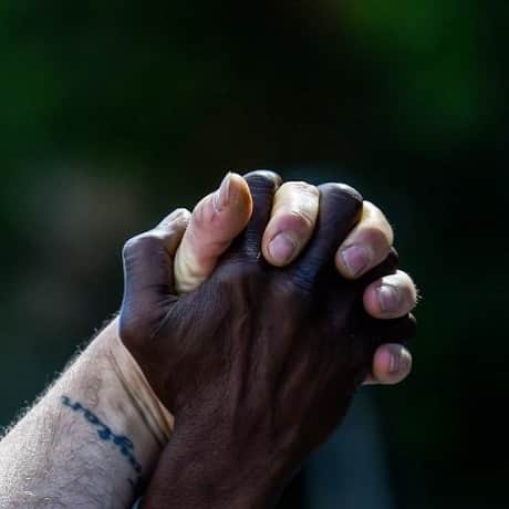 AFP通信さんのインスタグラム写真 - (AFP通信Instagram)「AFP Photo 📷 @khannachandan - Micheal Jones (R) holds hands with Tim Higgins (L) as they protest on the fourth day on the fourth day following Rayshard Brooks' shooting death by police in a Wendy's restaurant parking lot, June 16, 2020, in Atlanta, Georgia. The fatal shooting of Brooks, a black man, by a white police officer in Atlanta has poured more fuel on the raging US debate over racism, prompting another round of street protests and the resignation of the southern city's police chief. The death of 27-year-old Rayshard Brooks was ruled a homicide by the county medical examiner's office on June 14, 2020, a day after the Wendy's restaurant where he died was set on fire and hundreds of people marched to denounce the killing. #rayshardbrooks」6月17日 21時49分 - afpphoto