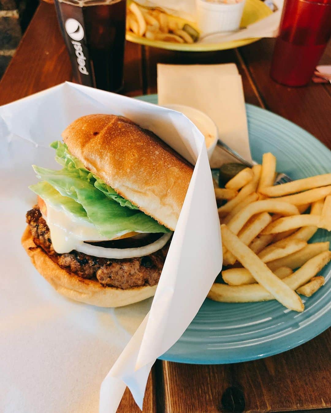 齋藤智奈美のインスタグラム：「ハンバーガー🍔  肉汁ジュワーだった。✌🏻 お店の名前は忘れました。  ___ #下北沢 #ハンバーガー」