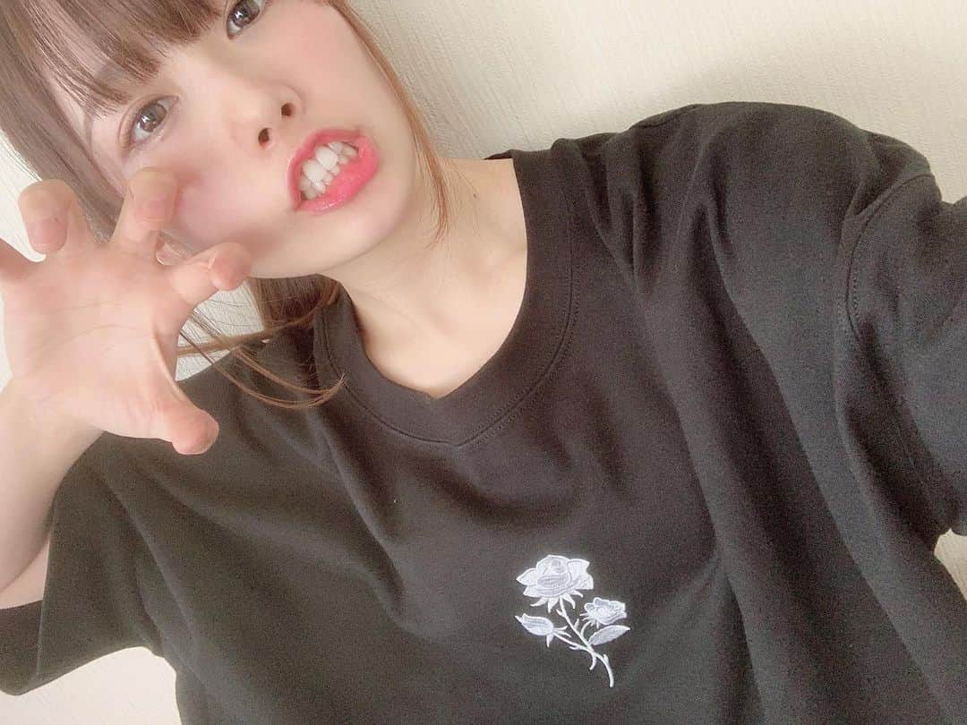 直田姫奈のインスタグラム：「ギターレッスンでパンツスタイルになってから、服の系統が増えました。 . . . #黒 #大きいサイズ #tシャツ #新しい #新鮮 #そわそわ #いいね #たのしい #コーデ #写真  #オマケ」