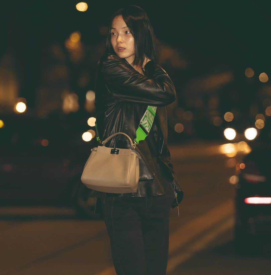 Fendiさんのインスタグラム写真 - (FendiInstagram)「Neutral with a hint of color, the #FendiPeekaboo Iconic Mini bag is an effortless after-dark accessory – as showcased by @jujujuxiaowen.」6月17日 21時54分 - fendi