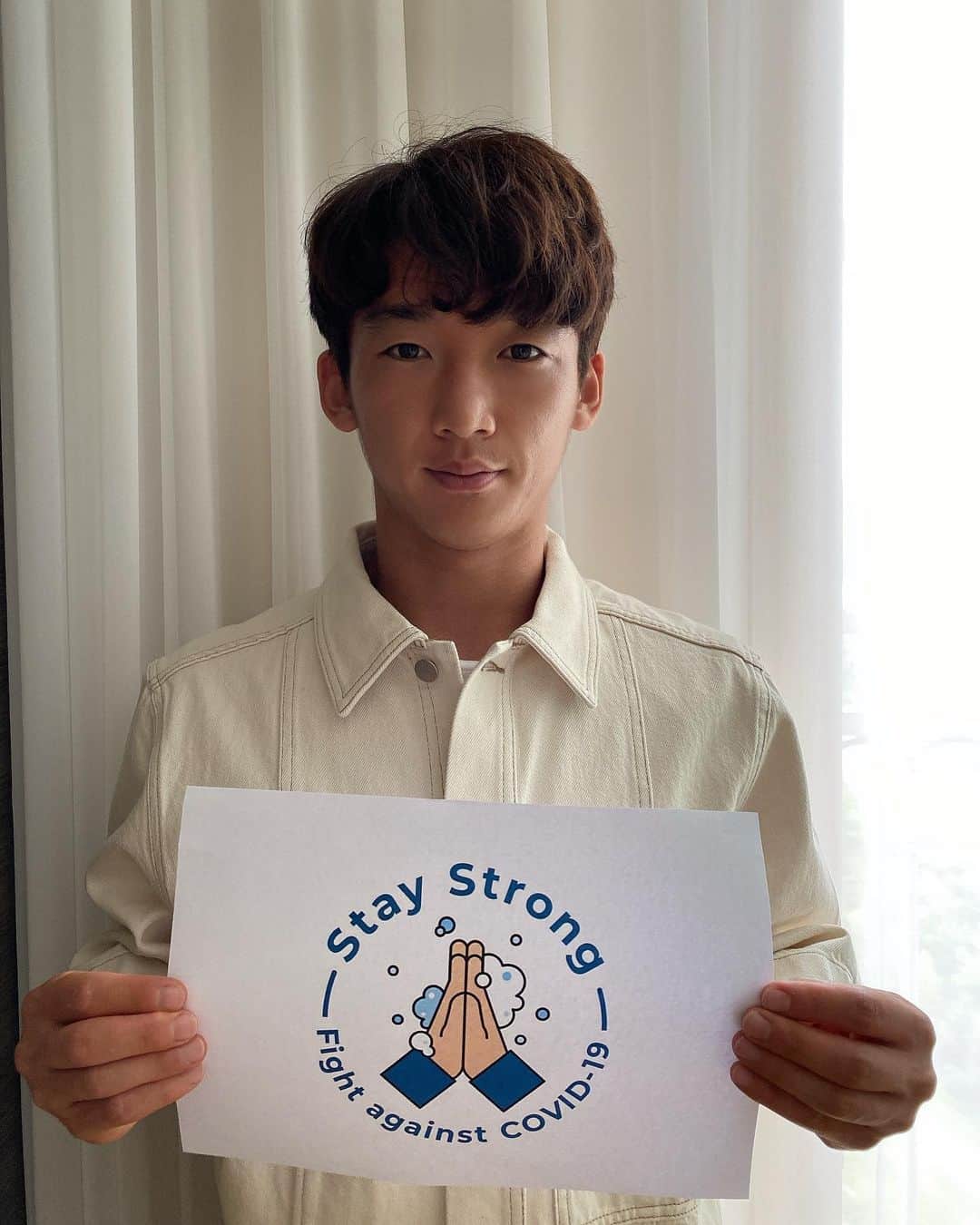 のインスタグラム：「안녕하세요, 김민우입니다.  홍명보장학재단 홍명보 이사장님의 지목을 받아 #staystrongcampaign 에 참여하게 되었습니다.  무더위에 현장에서 힘써주시는 의료진분들께 감사드립니다. 모두가 하나 되어 코로나19 함께 이겨낼 수 있습니다! #staystrong  다음으로 @wonhee06  @kihun_yeom_26 @bi.t14 지목합니다.🙏」