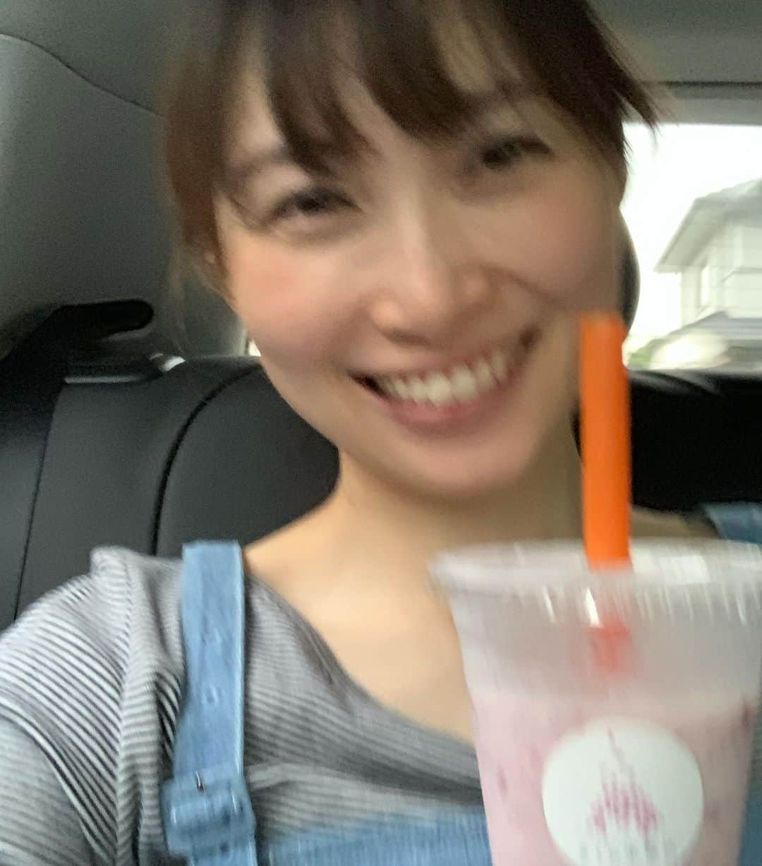 星野涼子さんのインスタグラム写真 - (星野涼子Instagram)「さくら氷菓店の　飲む！いちご削り🍓 シェイクやフラペチーノに似た感じで、溶けてもおいしいストロベリーバニラアイスみたいな感じ💕 いちご✖️ミルクに練乳トッピング！  車の中で撮ったら写真全部ぶれてた(笑)  #さくら氷菓店　#かき氷　#いちご　#シェイク　#フラペチーノ　#アイスクリーム　#練乳　#japan #japanesefood #shaveice #strawberry #milk #牛乳　#일본 #딸기 #우유」6月17日 21時56分 - ryoko.hoshino