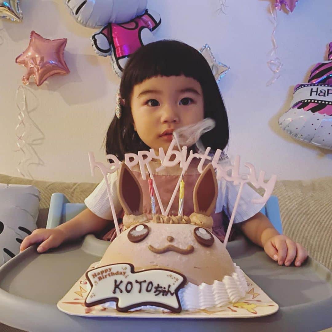 小松美緒のインスタグラム：「6.6に娘のkotoが２歳のbirthdayを迎えました。　 自粛はあけましたが、まだまだ色々連れて行ってあげるにはハードルが高いので、お家でじぃじ、ばぁばらとお祝い🥂　 今はとにかくガーリーなものがラブ♡、 キャラクターラブすぎる娘なので、　 飾りもケーキも喜びそうなものばっかり集めたらガチャガチャ💦  生まれてきてくれて2年間あっとゆうまだったからこれから先も　 本当にあっとゆうまにすぎるのだろうね。  産む前までは絶対キャラものは買わない、洋服もひらひらラブリー🎀は買わないなんて思ってたけど、　 絶対買うよね、嬉しい顔されたら🤦🏻‍♀️ アルアルですよね。笑 ２歳もMaxイヤイヤでも大好きだよ。　 よろしくね。」
