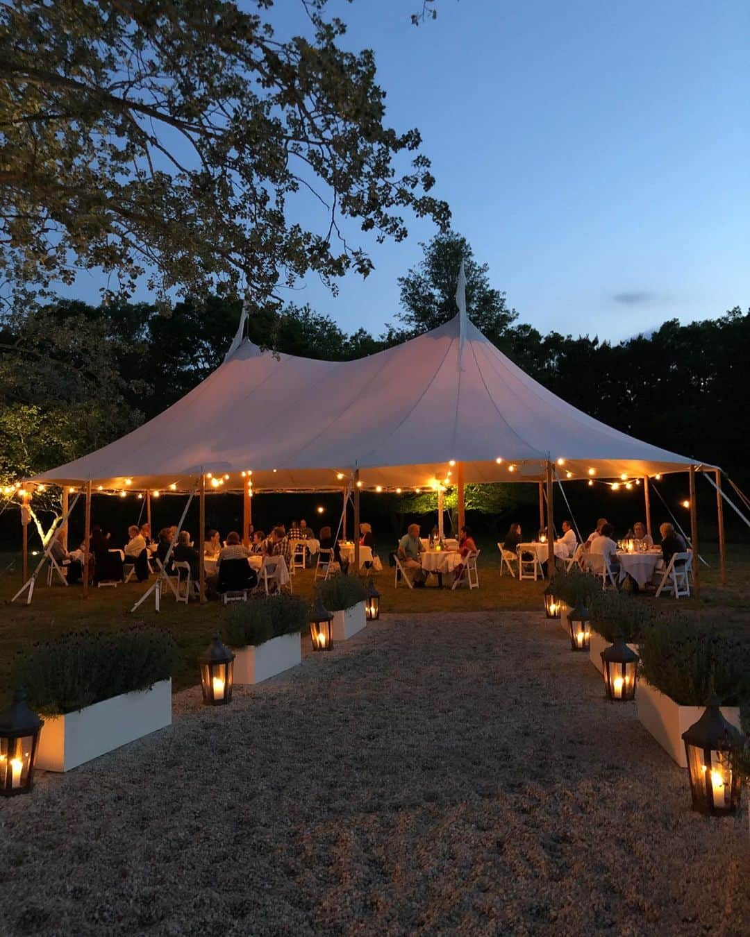 スーザン・ルッチさんのインスタグラム写真 - (スーザン・ルッチInstagram)「Starting to re-open!!! Now that’s what I call beautiful outdoor seating! Can’t wait to be there out East! #bravochristianandelaine #magical @stonecreekinn」6月17日 21時58分 - therealsusanlucci