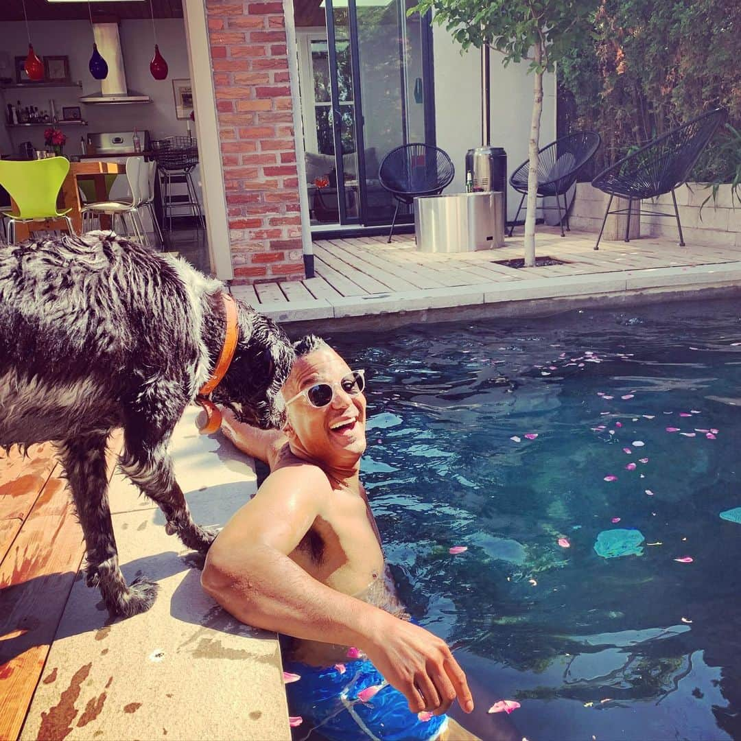 ヤニック・トゥルースデールのインスタグラム：「Gray was struggling at first with social distancing 🤷🏾‍♂️but we talked a little then he figured it out☺️. #poolday #distanciationsocial #reconnectingwithfriends」