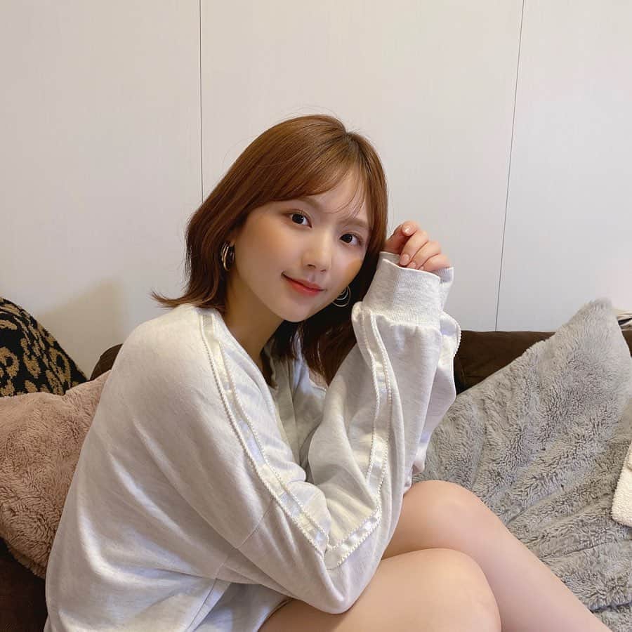ひよんさんのインスタグラム写真 - (ひよんInstagram)「🌼👖 ㅤㅤㅤㅤㅤㅤㅤㅤㅤㅤㅤㅤㅤ #彼服レンタルセットアップ の リメイクインスタライブ見てくれたかな🤭💓 ブラックの方にはパールのパーツをつけて、 ライトグレーにはパールつきのラインをつけたよ💖 とーっても簡単に可愛くできたと思う😆✨ 少しリメイクしただけでより女の子ぽくなった🥰 ㅤㅤㅤㅤㅤㅤㅤㅤㅤㅤㅤㅤㅤ インスタライブもIGTVに保存してるから 是非見てみてね🥳👏💜 ㅤㅤㅤㅤㅤㅤㅤㅤㅤㅤㅤㅤㅤ @9unq.official  ㅤㅤㅤㅤㅤㅤㅤㅤㅤㅤㅤㅤㅤ #9unq #9unqstyle #9unqコーデ #꾸안꾸 #クアンク #ひよん」6月17日 22時02分 - cchan_fee4