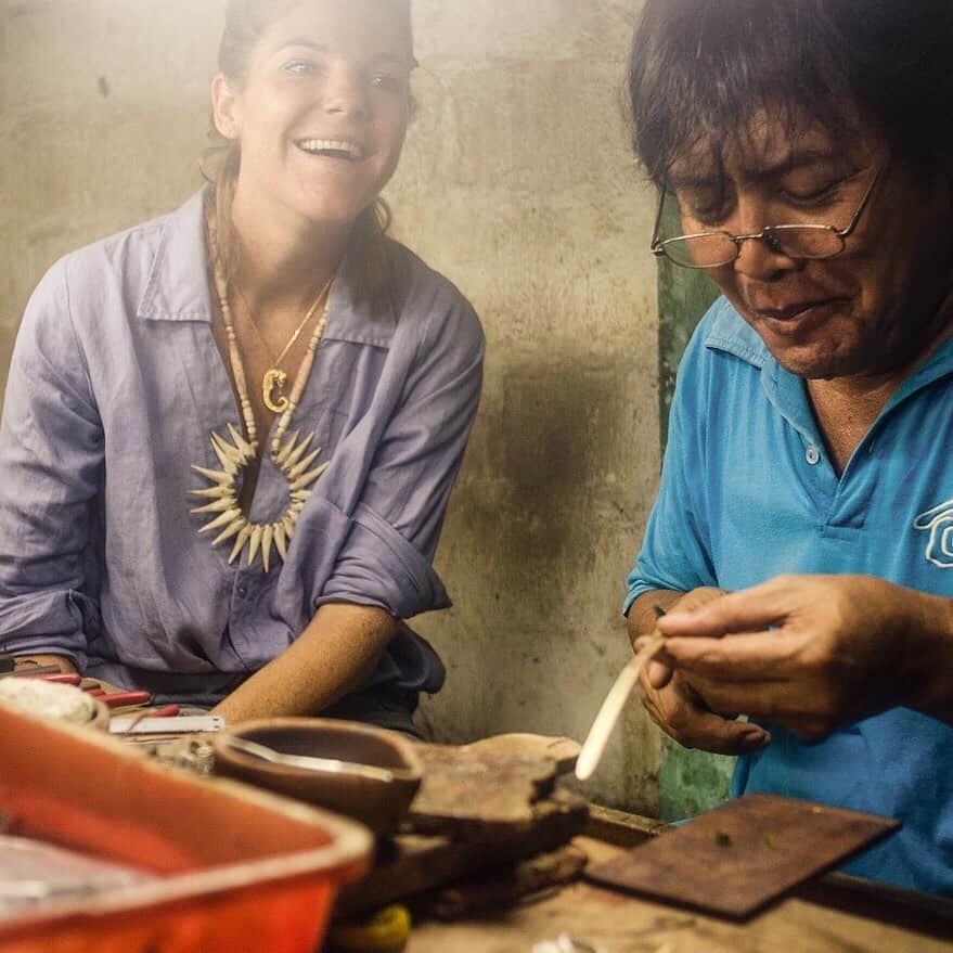 ベックスロックスのインスタグラム：「#magicinmotion ✨ You know the process is magical yet real when you continue to be mesmerised by watching your designs come to life.  Our process is one of human exchange from the ground up. I believe in creating chains of trust with 100% transparency and integrity celebrating Masters.  You really start to understand the sense of the hand, OUR hands and how incredibly capable we are as humans to be able to use them and create such beauty. 🙌 ⠀⠀⠀⠀⠀⠀⠀⠀⠀ Here I am with Master Goldsmith Pak Mus developing a One of a Kind bespoke talisman.  @rebeccamannersbespoke ⠀⠀⠀⠀⠀⠀⠀⠀⠀ #bespokeitlikeyoumeanit #theartofslow #chainsoftrust #masterofcraft #sustainableluxury ⠀⠀⠀⠀⠀⠀⠀⠀⠀ Photo cred @allenlitton 🙌 ⠀⠀⠀⠀⠀⠀⠀⠀⠀」