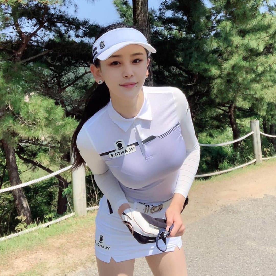 BodyON Koreaさんのインスタグラム写真 - (BodyON KoreaInstagram)「Wow!! @mxxn__ 👍😎💕 | | 🔥생각과 삶이 멋진 #운동 피플들을 바디온코리아는 응원합니다! | | 🍀자신 or 주변 지인 중에 짐패션 핫피플 계시면 #바디온코리아 or DM 보내주세요📩 | | #골퍼 #골스타그램 #골프레슨 #스윙 #golf #전신샷 #골프장 #운동녀 #골프연습장 #몸스타그램 #유지어터 #다이어터 #몸짱 #눈바디 #인스타골프 #헬린이 #다이어트자극사진 #golfstagram #셀카놀이 #healthy #운동스타그램 #셀스타 #골프 #필드」6月17日 22時05分 - bodyonkorea