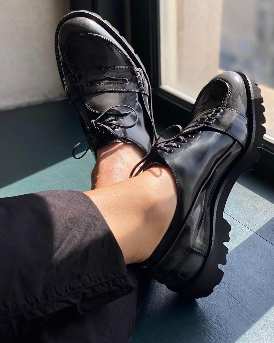 スコット・シューマンのインスタグラム：「I finally get to start dressing up again but I couldn’t decide between casual penny loafers or dressier oxfords! These @maisonmargiela from @mytheresa.men seem to be the perfect solution #mytheresamen #ad」