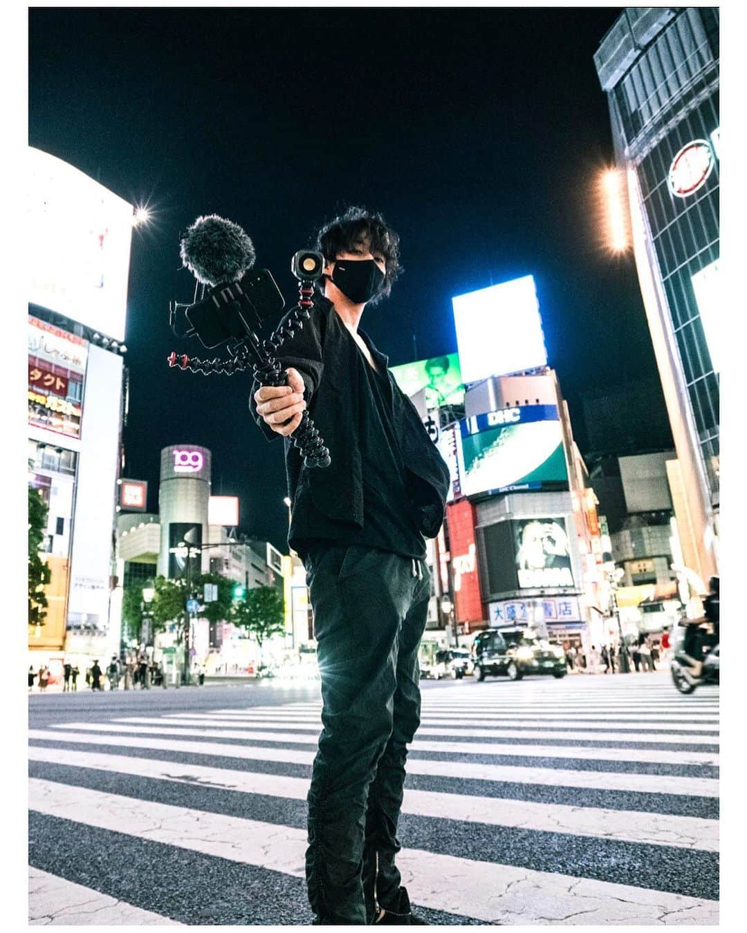 ロビンさんのインスタグラム写真 - (ロビンInstagram)「Playground with my new toy.  リモートでショートフィルムを監督した際改めて携帯のカメラでも試行錯誤すれば素敵な作品は作れる時代だと再認識  #joby #jobyinc #filmphotography #phone #ゴリラポッドモバイル　#japan #tokyo #shibuya #shibuyacrossing」6月17日 22時14分 - robin_officialjp