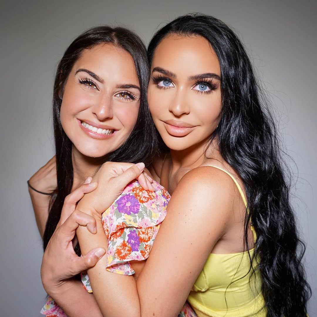 Carli Bybelさんのインスタグラム写真 - (Carli BybelInstagram)「AHHHH😍 so excited to announce that @innerbeautybybel and i will be launching our new podcast RELATED next Thursday!! We’ve been waiting for this moment for so long!! We cannot wait to share new episodes every Thursday with you guys. Comment below topics you would like us to cover! (We already have 100’s of ideas🥰) NOTHING IS OFF LIMITS! please subscribe to be the first one to know when our first episode launches next week! Link in my profile for more info💕💛 You can find this on Apple Podcast, Spotify +PodcastOne #relatedpodcast」6月18日 3時45分 - carlibel