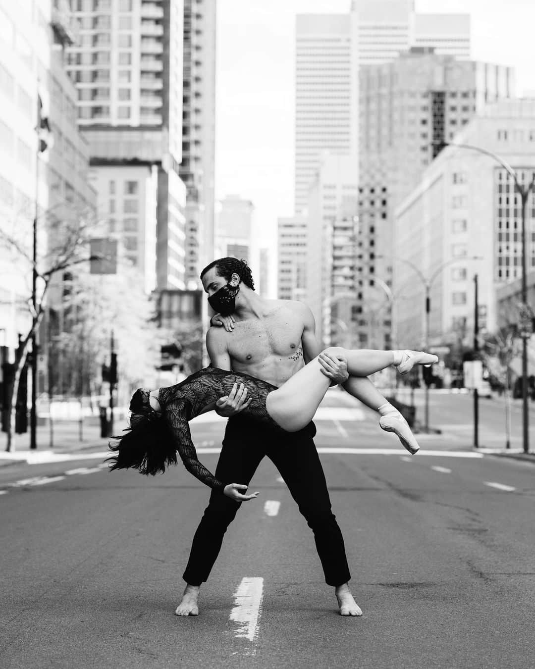 石井杏奈さんのインスタグラム写真 - (石井杏奈Instagram)「As you can see in the video, we had so much fun😜📸💃🕺🩰🌦💥There are many stories behind of this photoshoot 😬👮‍♂️🚨😂 . . . Photo @melika.dez 📸 Dancer @stefano_rux 🕺 #mtl #montreal #canada #dance #realcity #514 #dancephotography #ballet #balletdancer #balletphotography #pointe #ballerina #facemask #coronavirus #covid19 #blackandwhite #leotard #balletinthecity #カナダ #モントリオール #ダンサー #レオタード #マスク #トゥシューズ #バレエ #ダンス #野外撮影 #白黒 #道路 #楽しかった 走り方がやばい😂🩰」6月17日 22時26分 - annaishii
