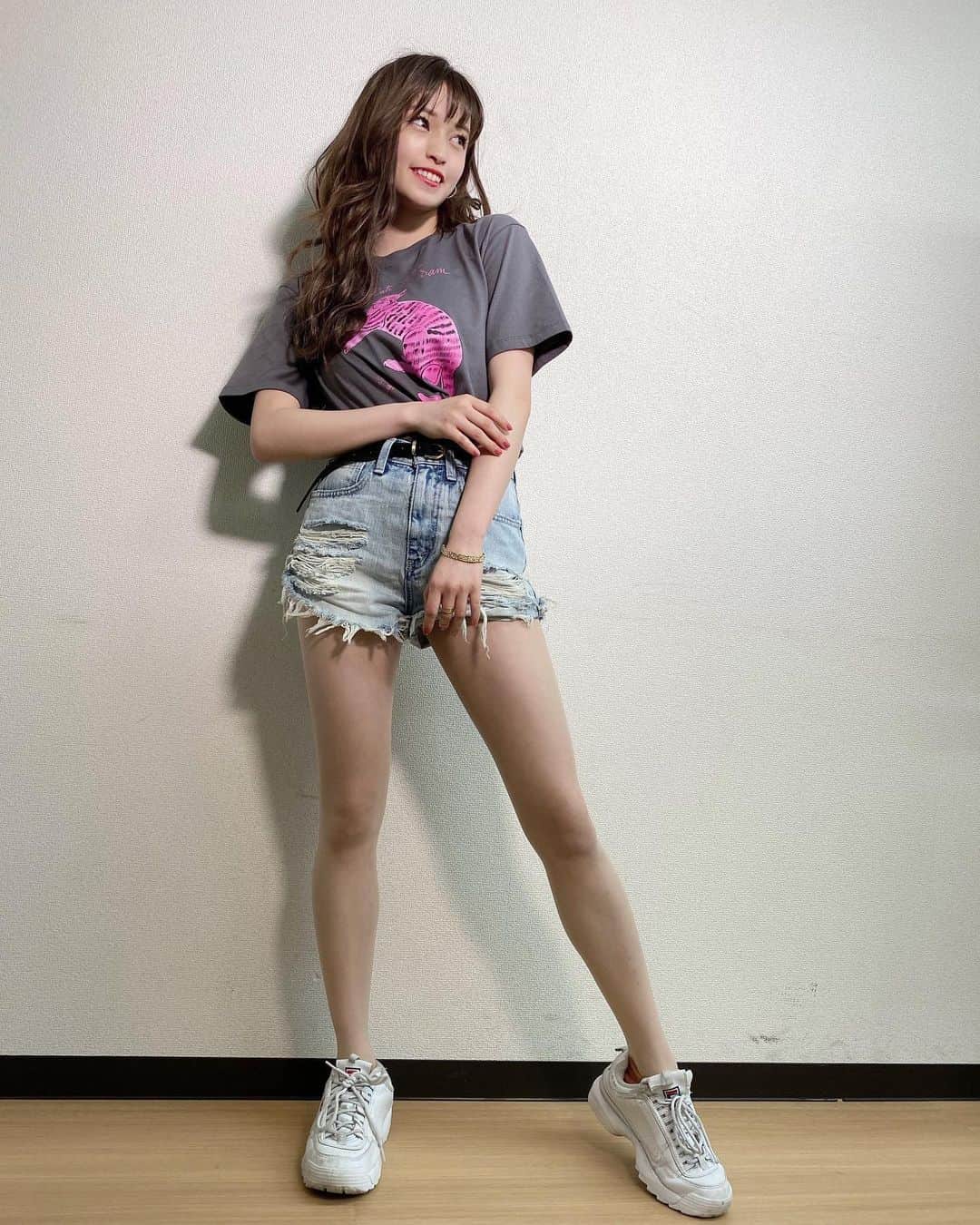 のインスタグラム：「LENAMIYU 配信 見てくれた方ありがとう。 早く皆に会えますように🙏 来週もお楽しみに💫  #lovelena#ありがとう #みゆふく#猫T」