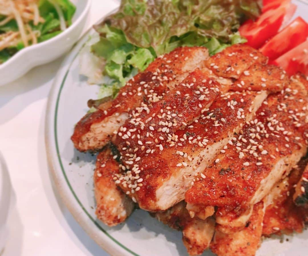 杉岡沙絵子さんのインスタグラム写真 - (杉岡沙絵子Instagram)「今日の夕飯&昼食 &ひょっこり👶笑 ・ 夕飯🍴 ✔︎鶏胸肉のうまダレ揚げ ✔︎無限もやしピーマン ✔︎蒸しきのこのポン酢和え ・ 昼食🍴 ✔︎あじの麹焼き ✔︎サニーレタスサラダ ✔︎もやしときのこのマヨポン和え ✔︎ほうれん草とベーコン炒め ・ ・ #アスリート飯#アスリートごはん#ラグビーごはん#おうちごはん#ふたりごはん#クッキングラム#献立#ラガーマン旦那#ラガーマンの嫁#rugby#ラグビー#管理栄養士#アスリートフードマイスター#アスリートフードマイスター2級#離乳食幼児食コーディネーター#幼児食アドバイザー#フリーアナウンサー」6月17日 22時33分 - saeko_sugioka