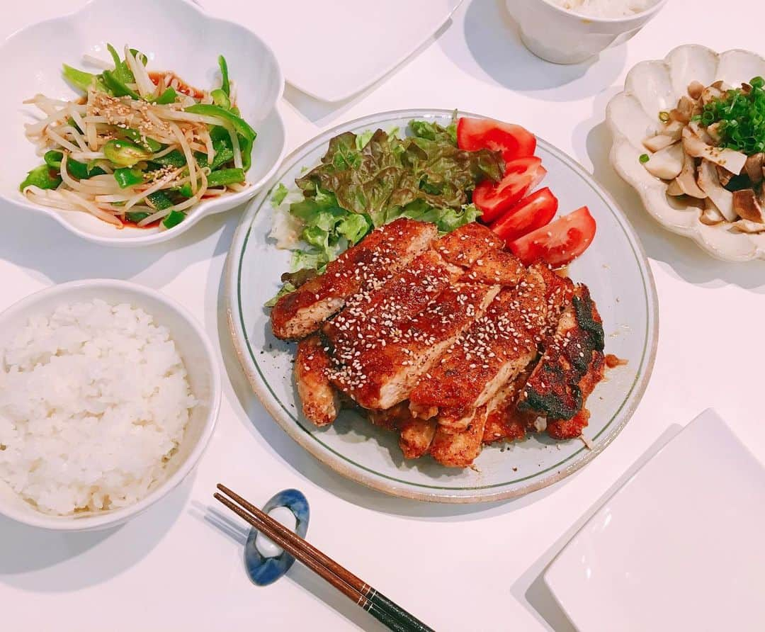 杉岡沙絵子さんのインスタグラム写真 - (杉岡沙絵子Instagram)「今日の夕飯&昼食 &ひょっこり👶笑 ・ 夕飯🍴 ✔︎鶏胸肉のうまダレ揚げ ✔︎無限もやしピーマン ✔︎蒸しきのこのポン酢和え ・ 昼食🍴 ✔︎あじの麹焼き ✔︎サニーレタスサラダ ✔︎もやしときのこのマヨポン和え ✔︎ほうれん草とベーコン炒め ・ ・ #アスリート飯#アスリートごはん#ラグビーごはん#おうちごはん#ふたりごはん#クッキングラム#献立#ラガーマン旦那#ラガーマンの嫁#rugby#ラグビー#管理栄養士#アスリートフードマイスター#アスリートフードマイスター2級#離乳食幼児食コーディネーター#幼児食アドバイザー#フリーアナウンサー」6月17日 22時33分 - saeko_sugioka