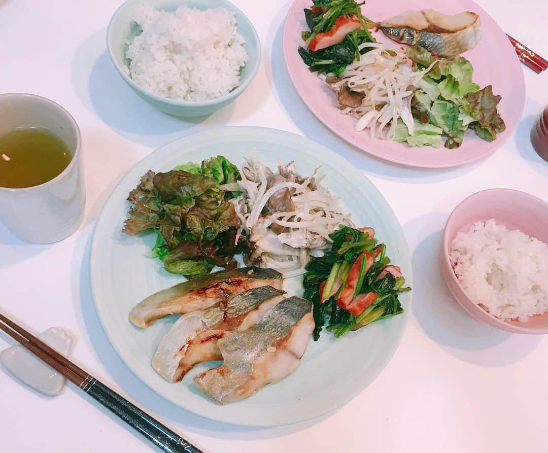 杉岡沙絵子さんのインスタグラム写真 - (杉岡沙絵子Instagram)「今日の夕飯&昼食 &ひょっこり👶笑 ・ 夕飯🍴 ✔︎鶏胸肉のうまダレ揚げ ✔︎無限もやしピーマン ✔︎蒸しきのこのポン酢和え ・ 昼食🍴 ✔︎あじの麹焼き ✔︎サニーレタスサラダ ✔︎もやしときのこのマヨポン和え ✔︎ほうれん草とベーコン炒め ・ ・ #アスリート飯#アスリートごはん#ラグビーごはん#おうちごはん#ふたりごはん#クッキングラム#献立#ラガーマン旦那#ラガーマンの嫁#rugby#ラグビー#管理栄養士#アスリートフードマイスター#アスリートフードマイスター2級#離乳食幼児食コーディネーター#幼児食アドバイザー#フリーアナウンサー」6月17日 22時33分 - saeko_sugioka