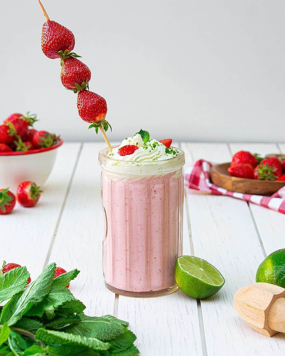 Carrefour Franceさんのインスタグラム写真 - (Carrefour FranceInstagram)「On voulait poster notre milkshake fraise🍦à 16h30 mais pour que t’aies le temps de préparer le tien pour le goûter on le post maintenant...😏 . . . Recette pour 2 : 1️⃣ Le liquide : Mixer 100 à 150g de fraises, 2 boules de glace vanille, 30cl de lait, 30g de sucre.  2️⃣ La chantilly : Monter en chantilly 100g de crème et 50g de mascarpone puis ajouter du zeste d’un citron vert, et le jus d’un demi citron vert une fois que la crème est ferme.  3️⃣ Mise en place : Déposer la chantilly sur le liquide et bon appétit 😋  #milkshake #icecream #recette #recettemilkshake #strawberrymilkshake」6月17日 22時36分 - carrefourfrance