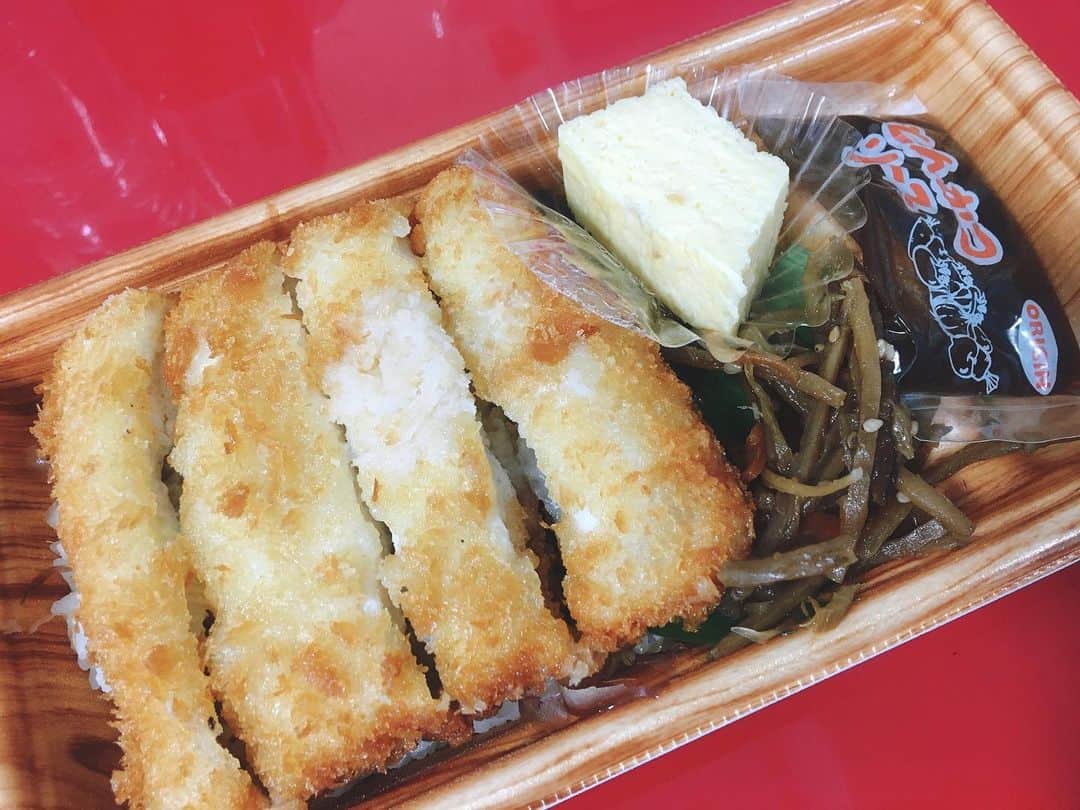 塚田詩織のインスタグラム：「#現場ごはん」