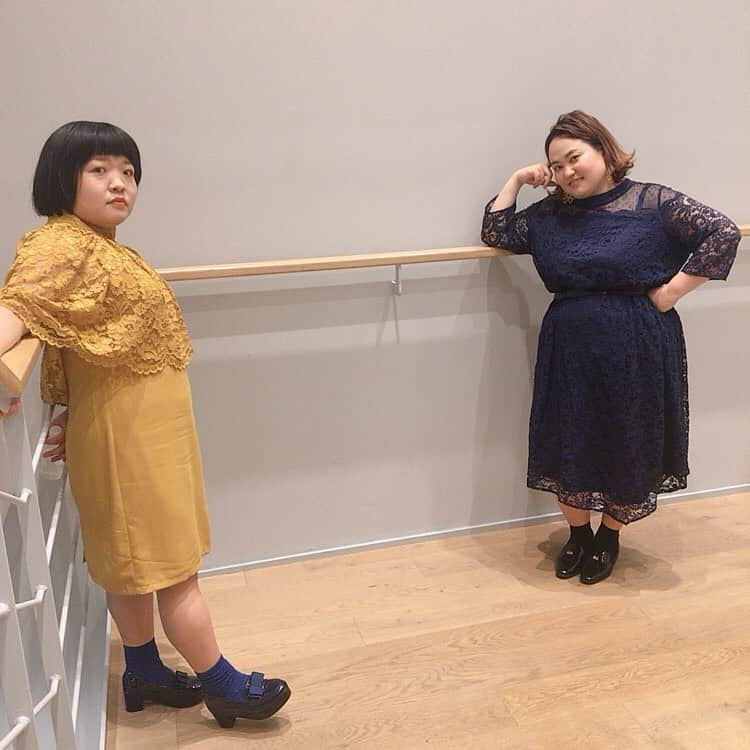 おかずクラブのインスタグラム：「こんばんは〜🌙 お久しぶりです！スタイリストのAyumiです！ 自粛モードから徐々にお仕事も戻ってまいりました！ そして今日は「第4回みんなが選ぶ TSUTAYAコミック大賞2020」受賞10作品の発表及び授賞式でした！ YouTubeでも生配信してたのですが、見てくれた方居ますかね〜？ 衣裳は、授賞式という事もあり、ドレッシーな感じで、TSUTAYAカラーにしましたよ！ オカリナさんはイエロー 系ワンピースに足元はネイビーで！ ゆいPさんはネイビーワンピースにイエローイヤリングで！ そしてお気付きですか？ ゆいPさんホントに痩せたんですよ。。。 28キロ減は相当よね！ ドレスも可愛く着こなしてもらいました！  オカリナ⭕️ イエロー ドレス👉🏻Amazonで買ったのだよ その他👉🏻スタイリスト私物  ゆいP⭕️ ネイビードレス👉🏻ニッセン　@nissen_ladies_official  裾がアシンメトリーな感じになってて素敵！ 靴👉🏻Oriental Traffic @orientaltraffic_official  その他👉🏻スタイリスト私物  Styled by @ayumiii_2019  漫画大好きは2人は、とても楽しそうでした！！📚 写真はソーシャルディスタンスで📸 #TSUTAYA #TSUTAYAコミック大賞 #TSUTAYAカラー #おかずクラブ #okazugram」