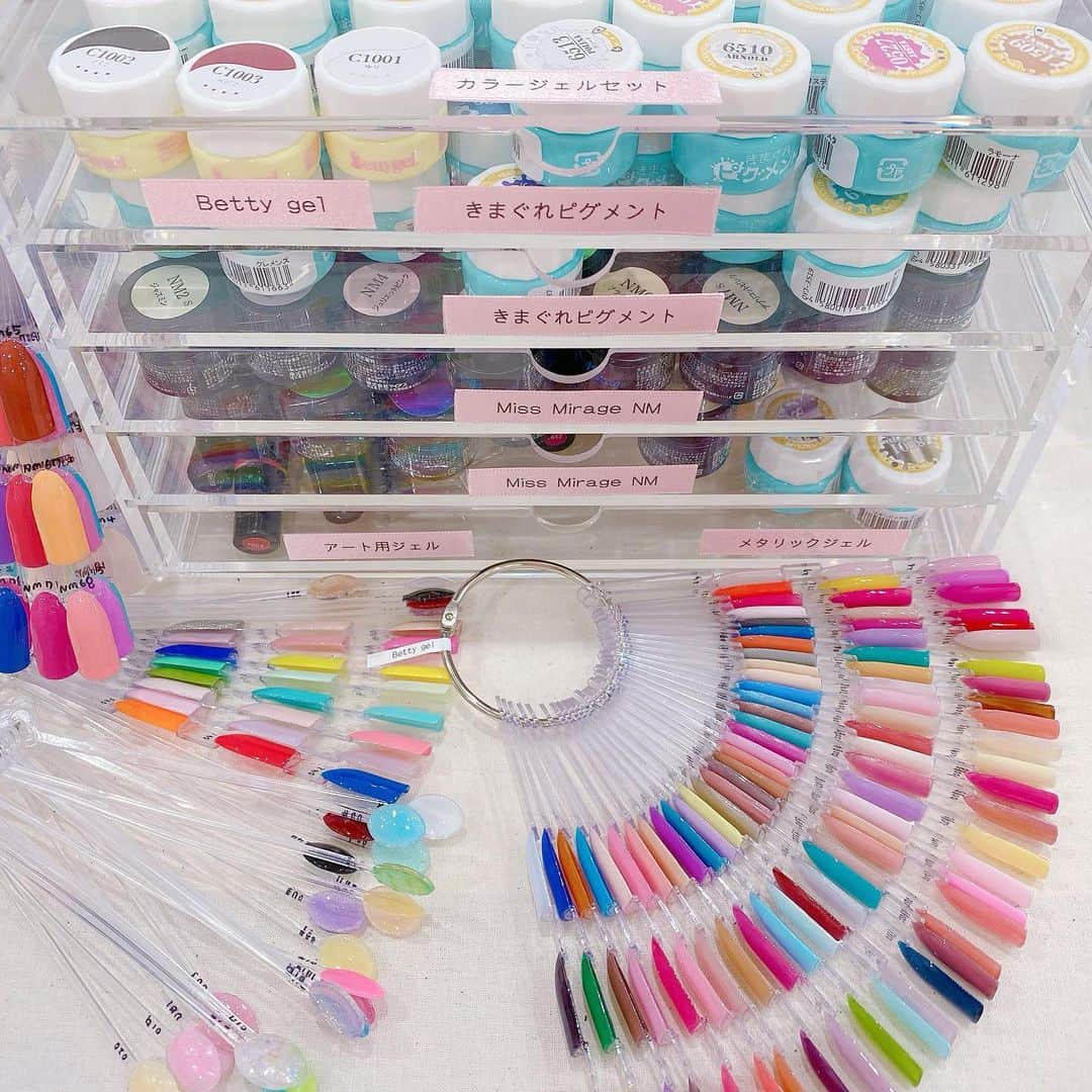 なかやまちえこのインスタグラム：「@aby_sharenail ⠀ 日々カラーチャート作りしております。⠀ まだまだ製作していくのでまたご紹介させてください😊🙏⠀ @bettygel_official @kimagure_cat_whim @pregelofficial」