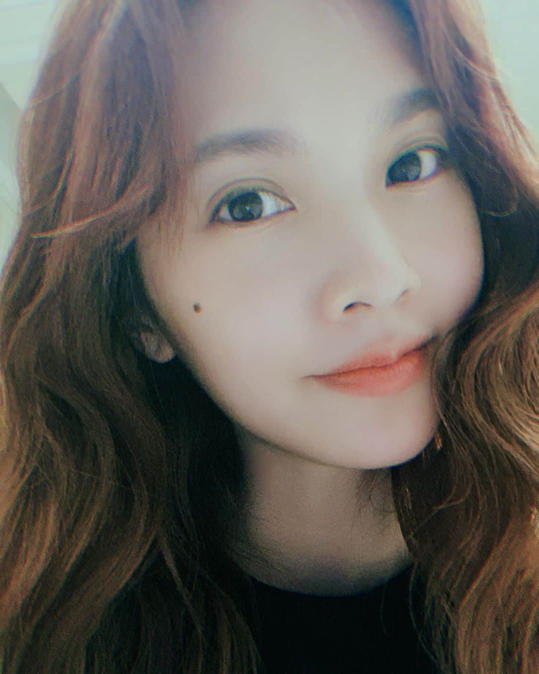レイニー・ヤンのインスタグラム：「🤳 覺得今天長得還行  自拍兩張送你們💛」