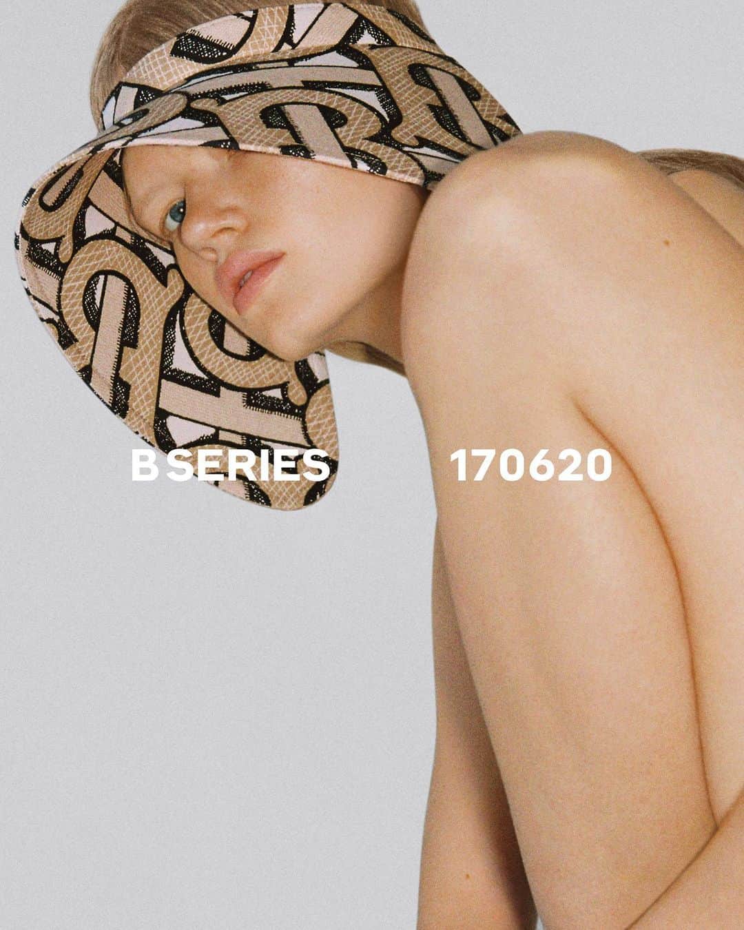 のインスタグラム：「#TheBSeries – 17 June . Introducing the limited-edition #TBSummerMonogram Cotton Bonnet Visor, created by #RiccardoTisci. Available to shop now for 24 hours only, on Instagram . #BurberryGeneration #ThomasBurberryMonogram」
