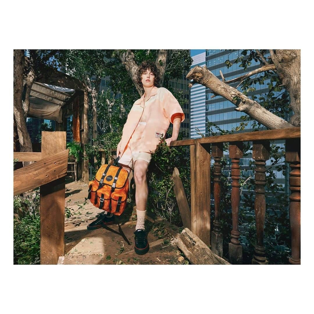 グッチさんのインスタグラム写真 - (グッチInstagram)「Listen to our planet, is @kingprincess69’s message. The singer songwriter and producer is standing in a treehouse, part of the #GucciOffTheGrid campaign. “Plastic is plastic. And once you eliminate one use of it in your life, it begins to make sense to take more steps away from plastic in general. Again, I'm very much a student [of environmentalism] in all of this, and I wouldn't consider myself a beacon of eco-friendliness yet, but I'm here to listen to the people who know better than me. Our world is angry at us for being so goddam selfish. And if we want to keep living, it's time to listen to her.” @alessandro_michele #AlessandroMichele See the collection through link in bio and discover @gucciequilibrium, the House’s commitments and actions to reduce its environmental footprint and protect nature, while supporting people’s rights and championing inclusivity and respect, so that everyone in the global #GucciCommunity is free to express their authentic, diverse selves.」6月17日 23時00分 - gucci