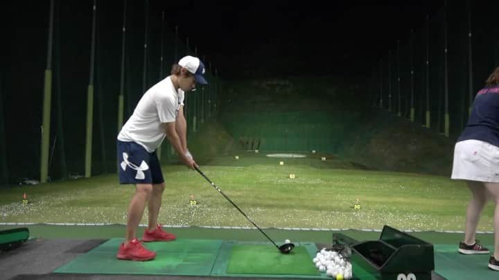 AKIのインスタグラム：「ドライバーのイメージは右の柳田悠岐🏌️‍♂️ . 右足前でバットをバックスクリーンに放り込むイメージで打てば、勝手に高弾道で300ヤード以上飛んでくれます！ 大切なのはボールではなく、バットをバックスクリーンにぶち込むこと。クラブをバックスクリーンに思いっきり投げるイメージ！ . もちろん仮想の対戦投手はハマの番長三浦大輔です！バックスクリーン破壊するところまでイメージしてます😆 . #ゴルフ #ゴルフスイング #ドライバーショット #ドライバー #ゴルフ男子」