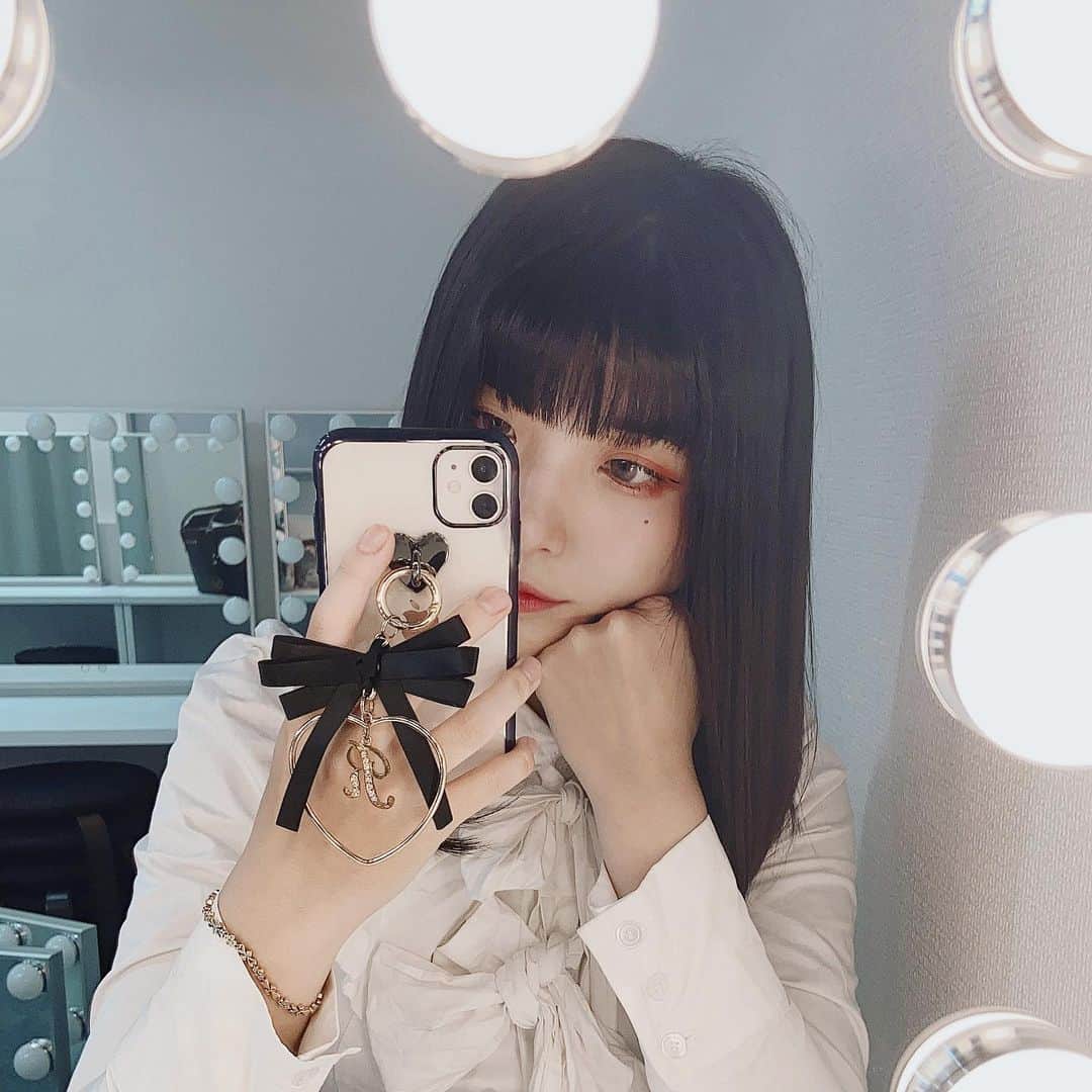 東雲れいかのインスタグラム：「まっしろ正装しました どうかなぁ？ 楽屋の鏡みたいなのお家にもあればなって、、女の子の夢だよね🐶🐾 . . . . . . . . . 太宰治　葉桜と魔笛 オンライン朗読会ありがとうございました^ - ^ みんな来てくれてすごい嬉しかったです本当にありがとう！ つぎは6月28日に #smooth撮影会 さんで撮影会があります。めったにないこちらもヘアメイクさんがついた正装ドレスなので、ぜひ撮りに来てください！！カメラ📸撮影！楽しみ！ ７月には舞台もあるし、まだまだみんなにお知らせがいっぱいあります！映画の上映会もあるしね^ - ^芝居できる！幸せ！みんなのおかげです！ SNSとかでも、たくさんみんなが広めてくれたりみんなの応援の言葉が私がんばろうってなるんだ。みんな本当にいつもありがとう。 幸せです。みんなに出会えて。 ありがとう。 . .  #followｍe #instalike #instagood  #instapic #likeit #likeme #likesforlike #like4likes #팔로우환영 #팔로우반사 #팔로우해요 #팔로미 #팔로우미 #팔로우그램 #ストレートヘア #맞팔환영 #맞팔해요 #선팔 #선팔환영 #japanesegirl #blackhair #rebbon #黒髪少女　#ワンピース #太宰治　#朗読会　#ミディアム　#ミディアムヘア #ポートレート」