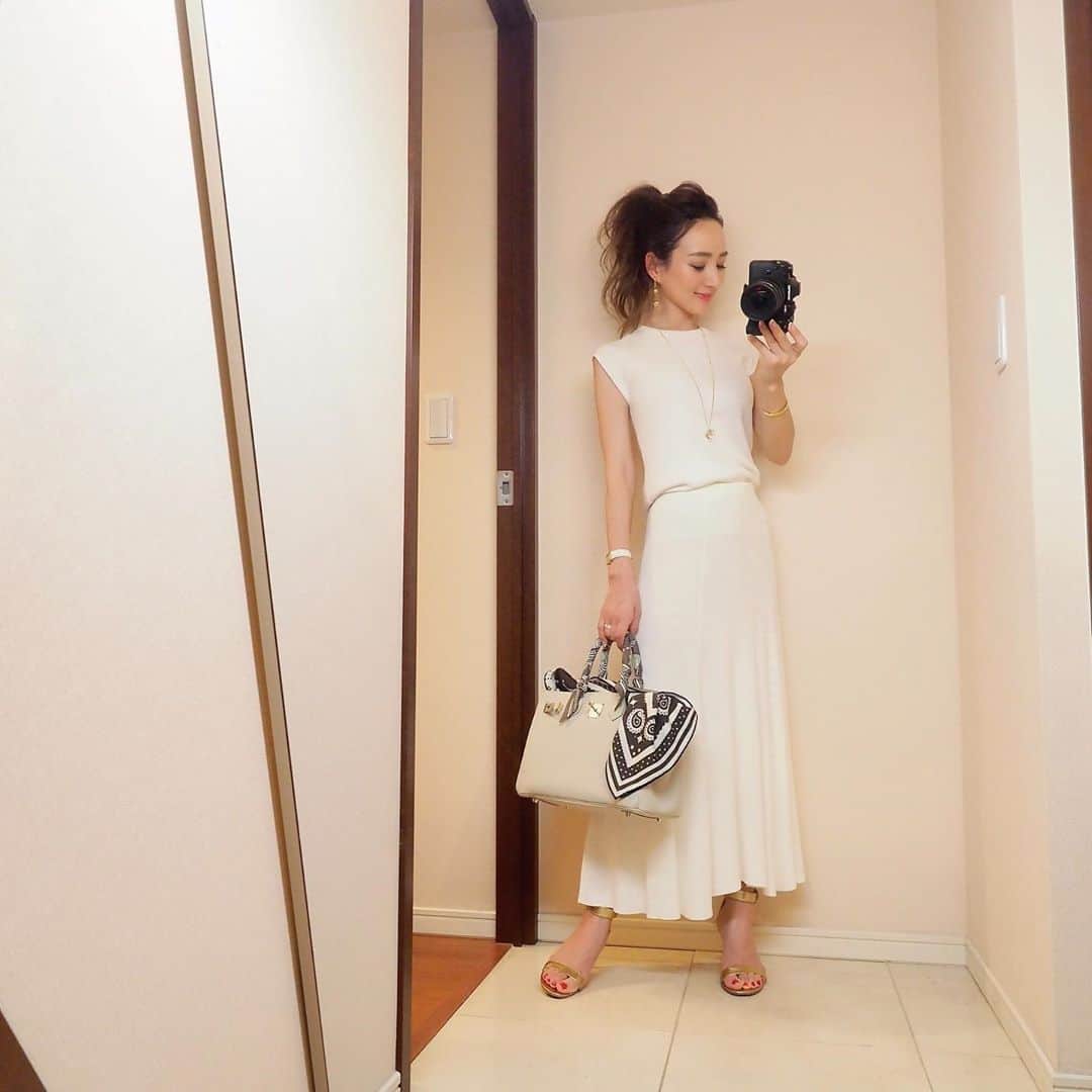 のインスタグラム：「全身白🤍の日😊 （多分汚さないようにと）所作や姿勢に緊張感が出るので 時々意識して着るようにしています😃 setup#deuxiemeclasse#ドゥーズィエムクラス  shoes#gianvitorossi #ジャンヴィトロッシ ・」