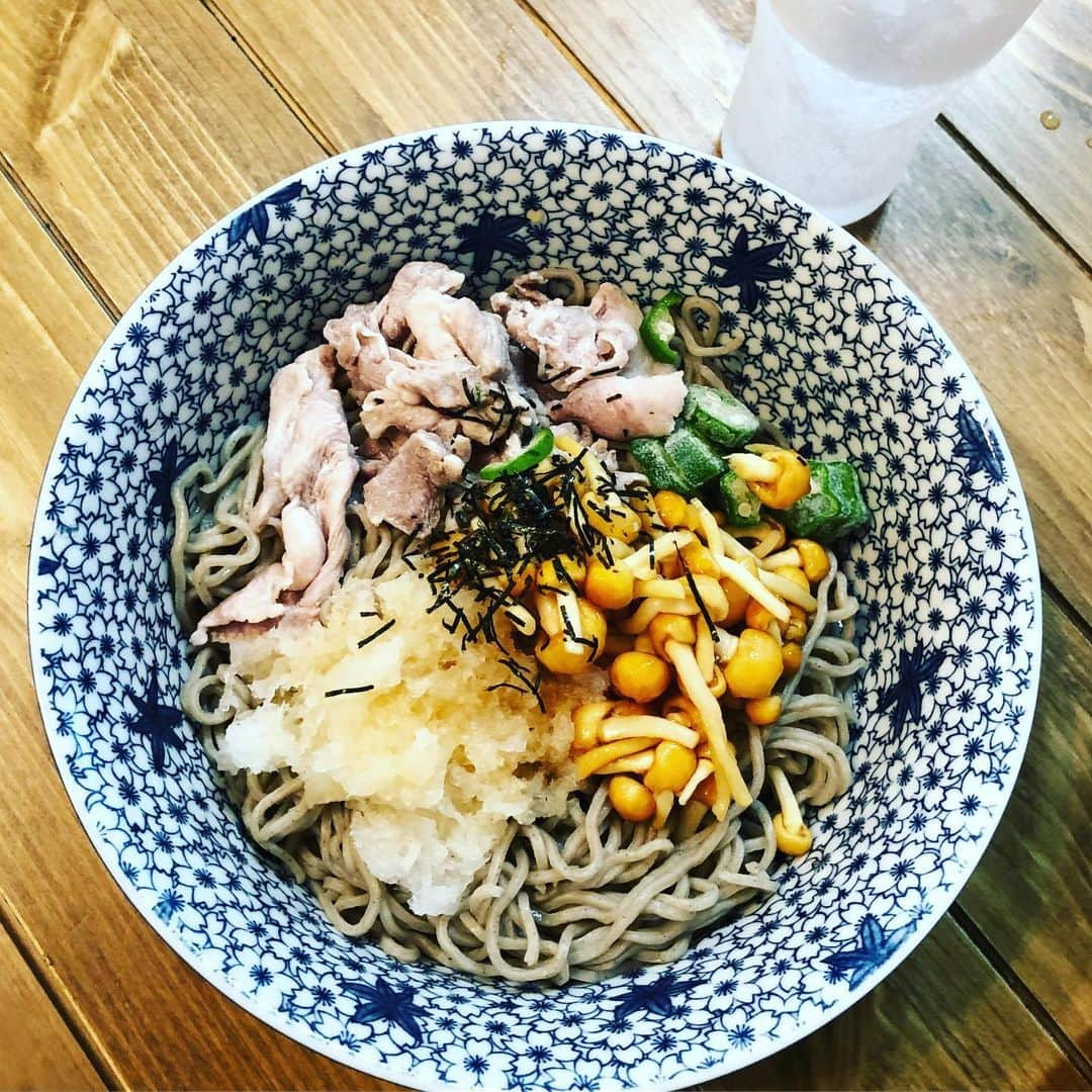 宮地謙典のインスタグラム：「クッキングゴリ 「冷しゃぶなめこぶっかけ蕎麦」 #クッキングゴリ #暑い日は #冷たいそばでしょ #麺 #料理好きな人と繋がりたい  #自炊のペースゲキ落ちくん」