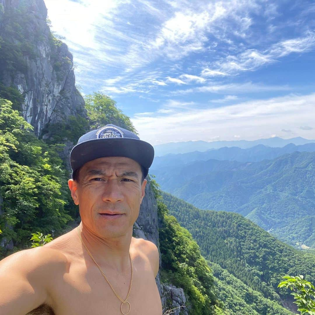 平山ユージさんのインスタグラム写真 - (平山ユージInstagram)「気分爽快☀️🌲🙌🏻やっぱり岩登りは良いねー🧗🏻‍♂️気心しれた仲間達と近場でのクライミング、どんどん行きたい✨✨ 登っている写真はプロジェクトを登り初めて初日のトライ💪💪 I feel refreshed ☀️🌲🙌🏻 After all, rock climbing is good 🧗🏻‍♂️ I want to go more and more climbing with good friends ✨✨climbing pictures  are my project and It’s on my first day on my project 💪💪 @thenorthfacejp  @beal.official  @blackdiamond  @climbskinspain  @climbparkbasecamp  @oganoclimbing  @sachiamma  @masa10477  @maechan82kgclimber  @atsushi.saga  @junyamatsuokanono  @hikkopi  #driveless #sleepmore #mtfutago #二子山 #小鹿野クライミング委員会 #oganoic」6月17日 23時04分 - yuji_hirayama_stonerider