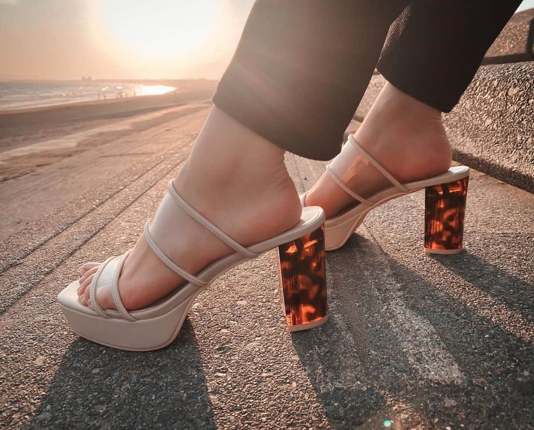 みきでりさんのインスタグラム写真 - (みきでりInstagram)「江ノ島での爽やかコーデ🌿🤍 最近ワンパターンの服装だったから 自分的には新鮮な服装なんよね〜☺︎ ㅤ ㅤ sandals: @evol_official0 ⇢ヒールがべっこうで可愛い♡ 　クリア素材が夏っぽくてお気に入り✨ ㅤ ㅤ bag: @iradowl_official ⇢ミントグリーンって可愛いよね！ 　差し色で使うのがお気に入り💚 ㅤ ㅤ tops: @uniqlo ⇢安いのにシルエットが綺麗に見える優秀な子！ ㅤ ㅤ bottoms: @jeanasis_official ⇢もう本当。毎日履けるほど大のお気に入り！笑 ㅤ ㅤ ㅤ ㅤ ㅤ ㅤ ㅤ ㅤ ㅤ ㅤ ㅤ ㅤ #サンダル#ベッコウ#べっこう#ヒールサンダル#コーデ#大人かわいい#大人可愛いコーデ#シンプルコーデ#カジュアルコーデ#デートコーデ#モノトーンコーデ#モノクロコーデ#ユニクロ#ユニクロコーデ#evol#iradowl#uniqlo#jeanasis#ノースリーブ#フレアパンツ#ショート#ショートボブ#ショートヘア#ショートカット#ボブ#湘南#江ノ島#藤沢」6月17日 23時18分 - mikidelicious