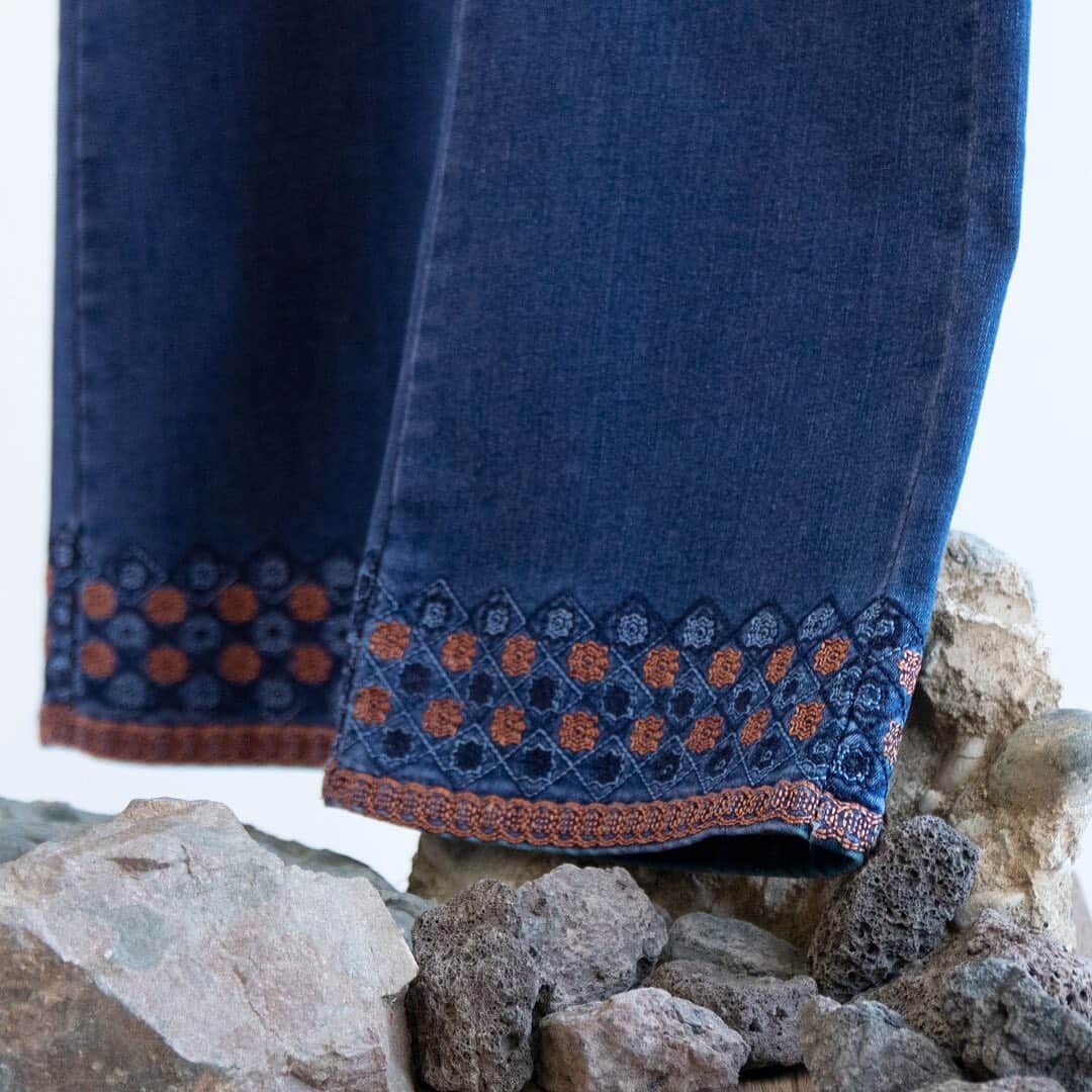 ハビエルシモーラさんのインスタグラム写真 - (ハビエルシモーラInstagram)「Zoom into details | Los motivos bordados a contraste en este pantalón crop hacen de este #jeans un #musthave para el verano. #simorraworld #fashion #newin #springsummer2020🧜🏻‍♀️🌊」6月17日 23時26分 - simorraofficial