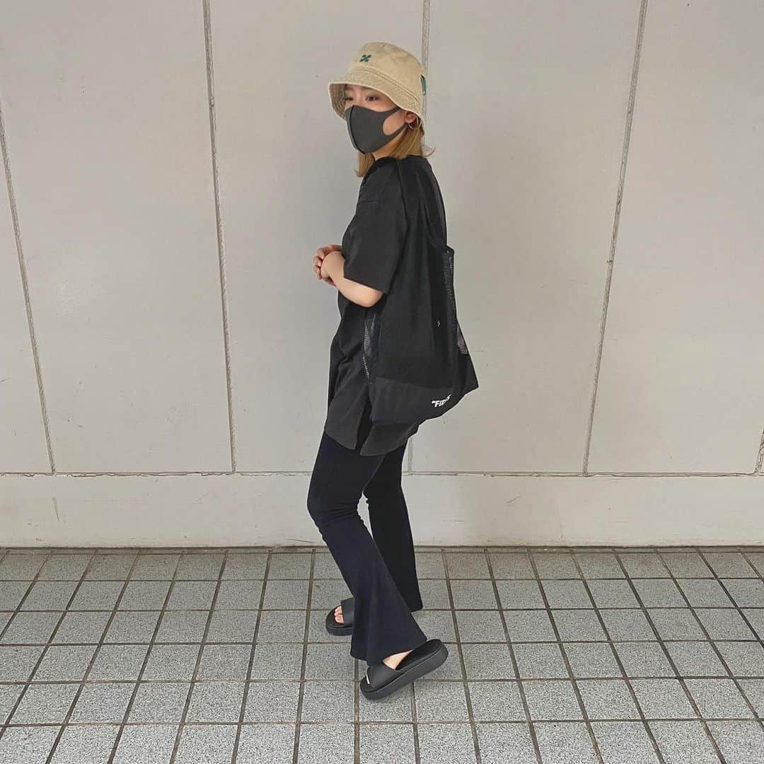 acaneさんのインスタグラム写真 - (acaneInstagram)「#たろ服 ・ まっくろくろすけ👣👣👣 福岡の帰省でたくさん お洋服たちGETしたと🐾 帽子もサンダルもそう！！ ・ 最近また帽子熱が上がってきとるな〜🧠 ・ #offwhite #fides #envym #puma #code #fashion #ootd #ぽっちゃりがいる生活 #黒ギャル #というわけではない」6月17日 23時21分 - acane0129