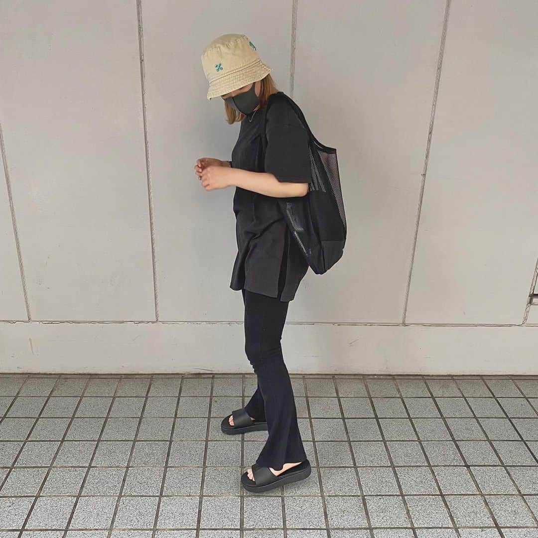 acaneのインスタグラム：「#たろ服 ・ まっくろくろすけ👣👣👣 福岡の帰省でたくさん お洋服たちGETしたと🐾 帽子もサンダルもそう！！ ・ 最近また帽子熱が上がってきとるな〜🧠 ・ #offwhite #fides #envym #puma #code #fashion #ootd #ぽっちゃりがいる生活 #黒ギャル #というわけではない」