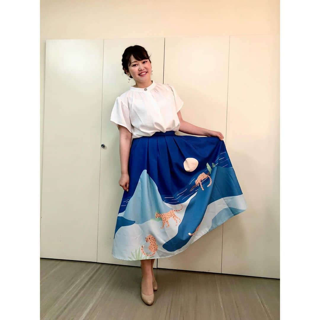 宇田川紗稚のインスタグラム：「.今日のあさトクの衣装はこちらでした💁‍♀️﻿ ﻿ スカートの柄は、月と山とチーター！﻿ 山月記を連想した方も多いはず…！﻿ ﻿ 2枚目からは、突然ですがクイズです！﻿ スカートに何を隠しているでしょうか😊？﻿ .﻿ .﻿ .﻿ .﻿ .﻿ 長財布とペンケースでした！！！﻿ こんなに大きな物がすっぽり入るポケットに驚きでした！！！﻿ 携帯も入るし、手ぶらで出かけられるのはズボラな私にとっては嬉しいポイントでした😂﻿ ﻿ #あさトク #衣装 #勝手にクイズ #ポケット大きいの #とても嬉しい #スイーツに引っ張られて #おにーくと言ってしまったこと #とても恥ずかしい #今日は父の誕生日でした #おめでとう #誕生日にはプリンを #父の日にはワインを #贈りました #ワインの方が先に届いてた #どっちがどっちのプレゼントか #わからなくなりました #電話をくれた父に #プレゼント嬉しかったか聞いたら #嬉しくない！#と嬉しそうに言ってました #いつもありがとう」