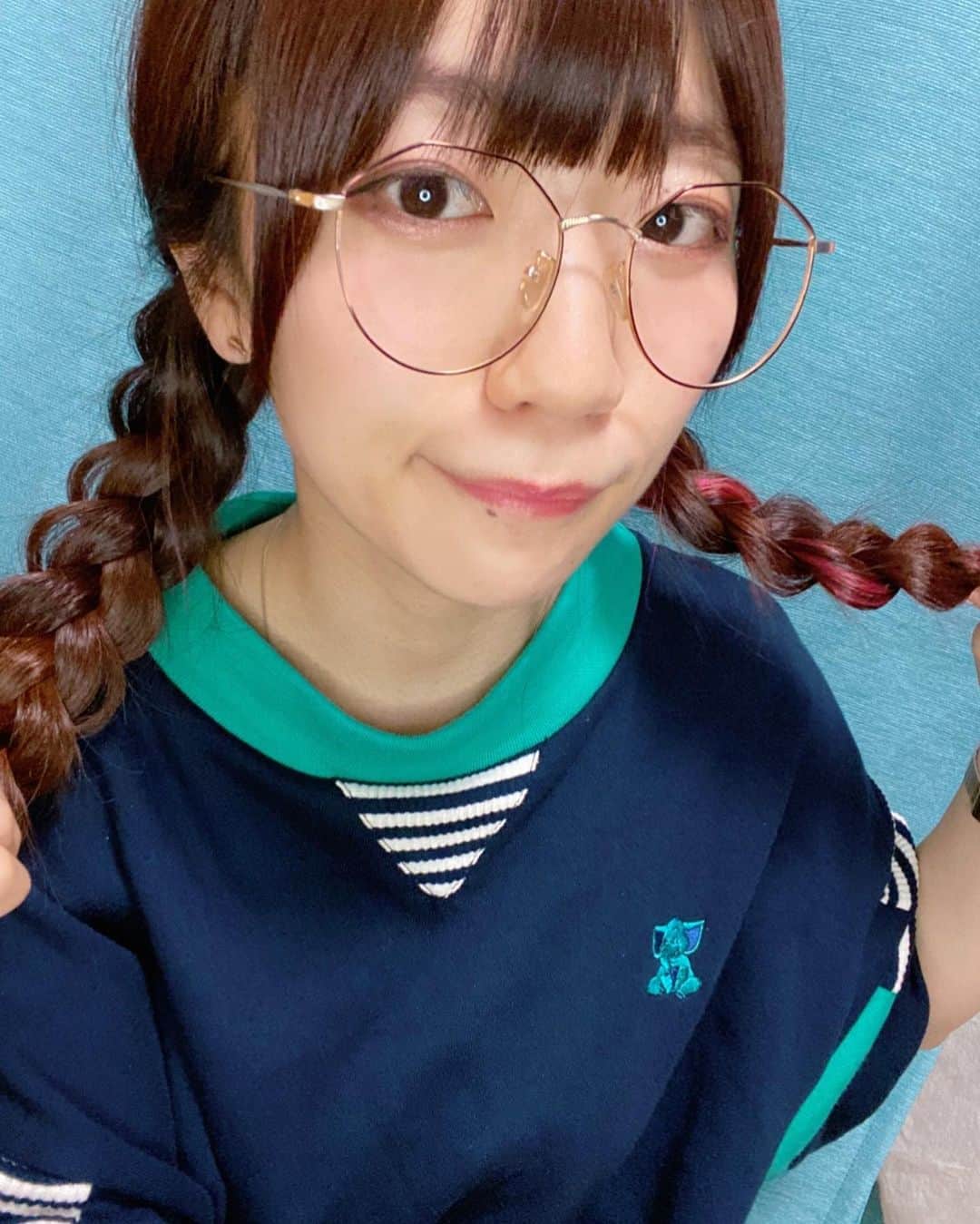 ぱいぱいでか美のインスタグラム：「三つ編み眼鏡∞ ꙳ #三つ編み #眼鏡 ꙳ ストーリーに載せたらみんなが褒めてくれたので 三つ編み眼鏡の状態のぱいぱいでか美を 投稿にも載せます。 わかりやすく褒められて伸びるタイプ。笑」