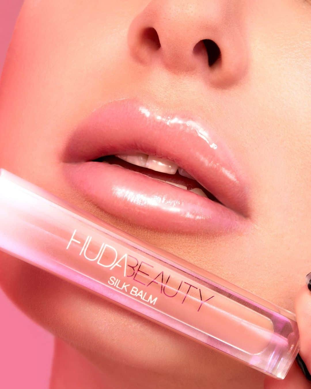 Huda Kattanさんのインスタグラム写真 - (Huda KattanInstagram)「LOOK AT THOSE LIPS!!! 🔥🔥🔥SEXY AF ⠀⠀⠀⠀⠀⠀⠀⠀⠀ SILK BALM is the MOST luxurious texture and hydration your lips will ever feel! The subtle blushed-pink shade looks gorgeous on everyone.  The SUPER comforting formula is infused with a blend of Hyaluronic Filling Spheres, Soybean, and Licorice Extract that work by migrating into fine lines where they swell and give a plumping effect. This action provides maximum hydration for lips that feel plumped and smooth in appearance without any tingling sensation – no pain, BIG GAIN!」6月18日 0時01分 - hudabeauty