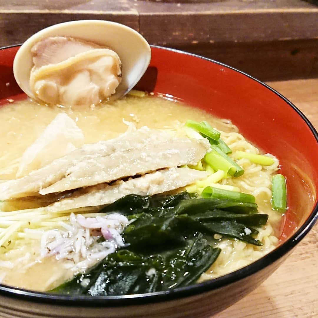 伊勢みずほさんのインスタグラム写真 - (伊勢みずほInstagram)「水曜見ナイトの後、ラーメンが食べたくなって  ちくらさんへ🍜  マスター特製の酒粕ちくら麺 当日スペシャルをいただきました✨ 身体に優しく染み渡りました😍  そして！ちくらさんでもチャリティー猫Tシャツ置いていただいてます🐈美味しいお食事をいただきに！皆さんぜひ！！ #彩膳ちくら  #新潟市 #ちくら麺 #ラーメン #麺活  #新潟ラーメン #酒粕 #ヘルシー #ぽかぽか #🍜 #🐈 #猫tシャツ #猫Tシャツ #チャリティー #マスターありがとうございます😊 #新しい眼鏡お似合いでした✨」6月17日 23時56分 - isemizuhoo