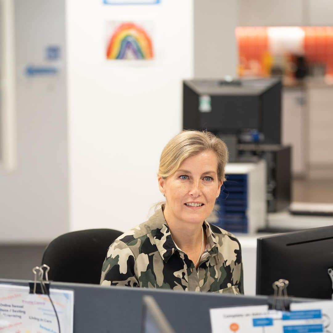 ロイヤル・ファミリーさんのインスタグラム写真 - (ロイヤル・ファミリーInstagram)「☎️ The Countess of Wessex, Patron of @nspcc_official and #Childline, visited the charity today to thank staff and volunteers for their work supporting vulnerable children since the COVID-19 outbreak.  For many young people, the already challenging circumstances they were facing have been exacerbated during lockdown. . 💻 The Countess also saw first-hand the work of the Volunteer Counsellors by joining a counselling shift.  Volunteers and staff, who are recognised as critical workers, have helped deliver over 2,000 counselling sessions a week since the outbreak to children concerned about their mental health and emotional wellbeing.  Thank you @nspcc_official 👏」6月17日 23時57分 - theroyalfamily