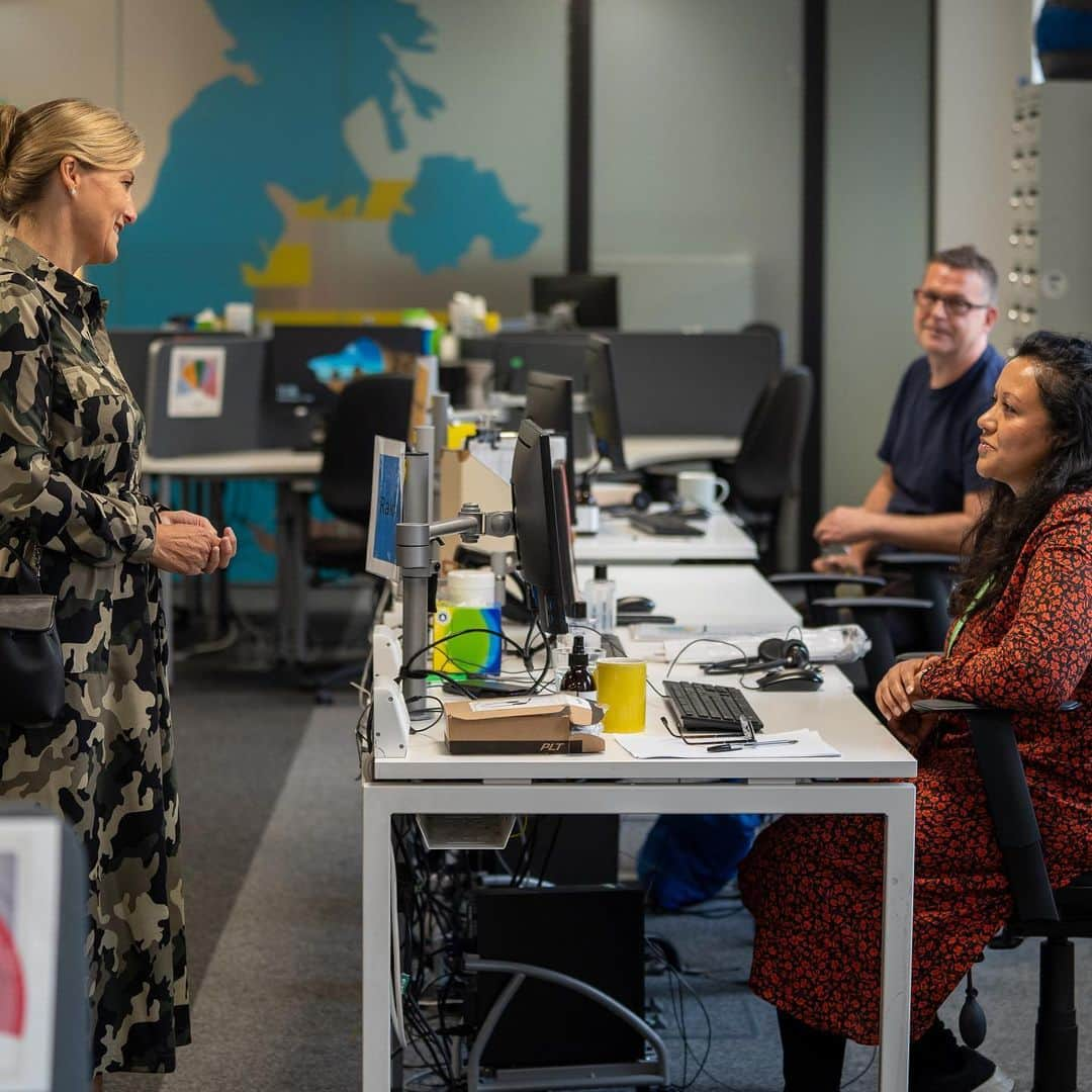 ロイヤル・ファミリーさんのインスタグラム写真 - (ロイヤル・ファミリーInstagram)「☎️ The Countess of Wessex, Patron of @nspcc_official and #Childline, visited the charity today to thank staff and volunteers for their work supporting vulnerable children since the COVID-19 outbreak.  For many young people, the already challenging circumstances they were facing have been exacerbated during lockdown. . 💻 The Countess also saw first-hand the work of the Volunteer Counsellors by joining a counselling shift.  Volunteers and staff, who are recognised as critical workers, have helped deliver over 2,000 counselling sessions a week since the outbreak to children concerned about their mental health and emotional wellbeing.  Thank you @nspcc_official 👏」6月17日 23時57分 - theroyalfamily