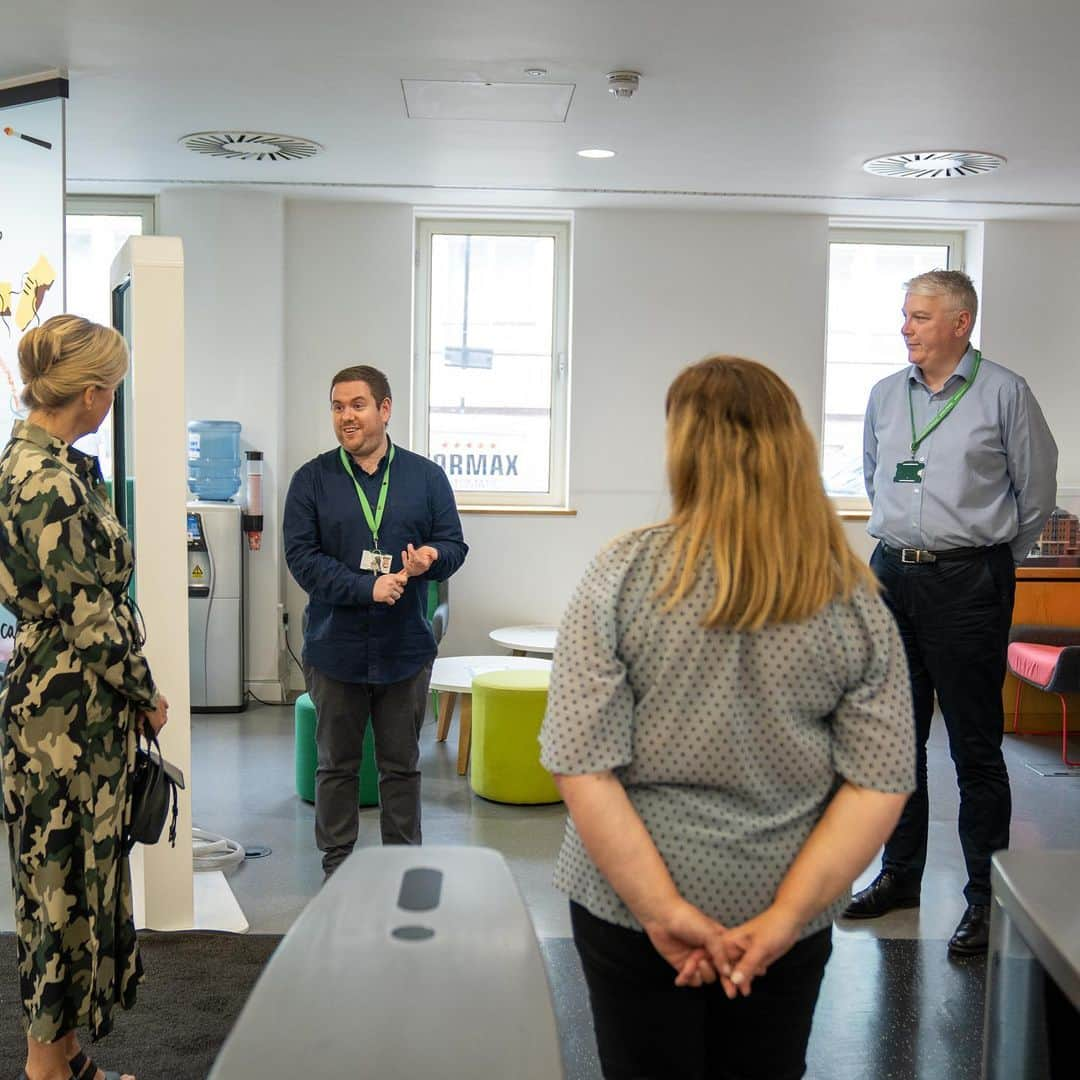 ロイヤル・ファミリーさんのインスタグラム写真 - (ロイヤル・ファミリーInstagram)「☎️ The Countess of Wessex, Patron of @nspcc_official and #Childline, visited the charity today to thank staff and volunteers for their work supporting vulnerable children since the COVID-19 outbreak.  For many young people, the already challenging circumstances they were facing have been exacerbated during lockdown. . 💻 The Countess also saw first-hand the work of the Volunteer Counsellors by joining a counselling shift.  Volunteers and staff, who are recognised as critical workers, have helped deliver over 2,000 counselling sessions a week since the outbreak to children concerned about their mental health and emotional wellbeing.  Thank you @nspcc_official 👏」6月17日 23時57分 - theroyalfamily